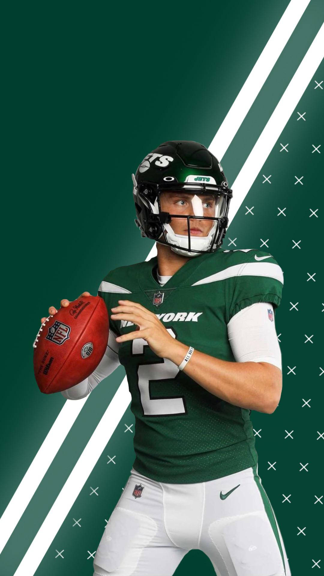 Ny Jets 桌布 壁紙 — 一位身穿綠色和白色球衣的紐約噴射機四分衛，在帶有白色斜紋和十字圖案的動感綠色背景前，手持一個紅色橄欖球。