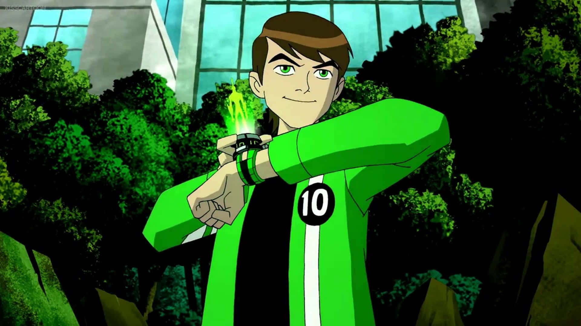 Ben 10 桌布 壁紙 — 一位身穿綠色和黑色套裝的年輕動畫英雄，在茂密的綠樹和現代建築中啟動發光的手腕裝置。