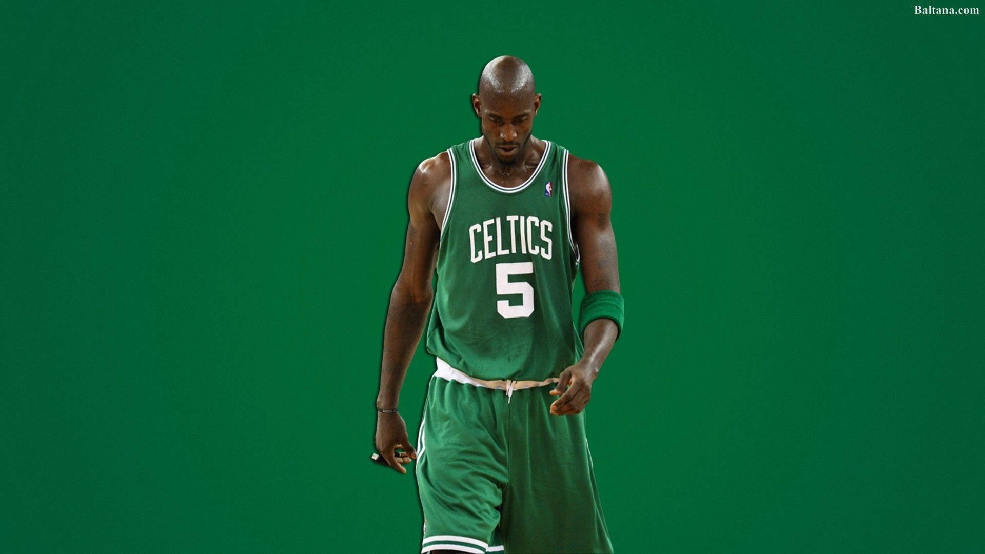 Celtics 桌布 壁紙 — 一位身穿綠色塞爾提克球衣、背號5的籃球運動員站在純綠色背景前低頭看著。