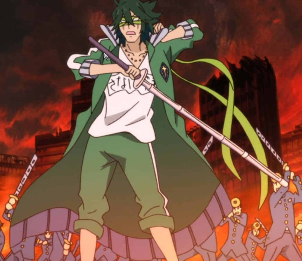 Uzu Sanageyama 桌布 壁紙 — 一位身穿綠色斗篷的動漫戰士在烈火焚燒的末日城市景觀中揮舞長劍對抗敵人。