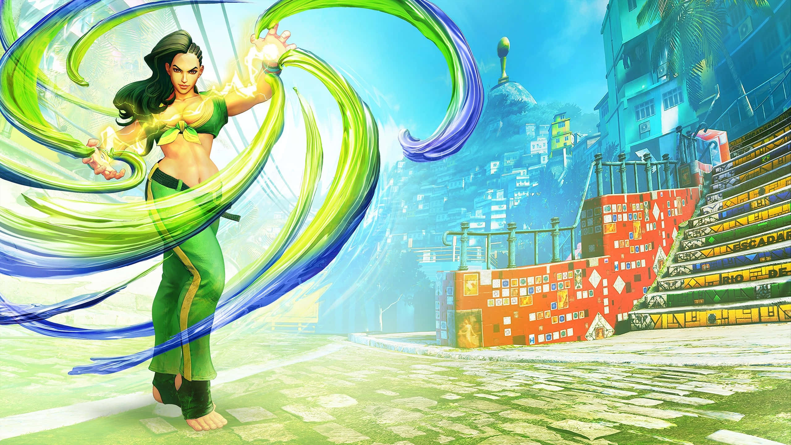 Street Fighter Characters 桌布 壁紙 — 一位身穿綠色服裝的女戰士在充滿活力的城市小巷中，在色彩繽紛的塗鴉和階梯式建築、明亮的天空下，引導發光的綠色和藍色能量。