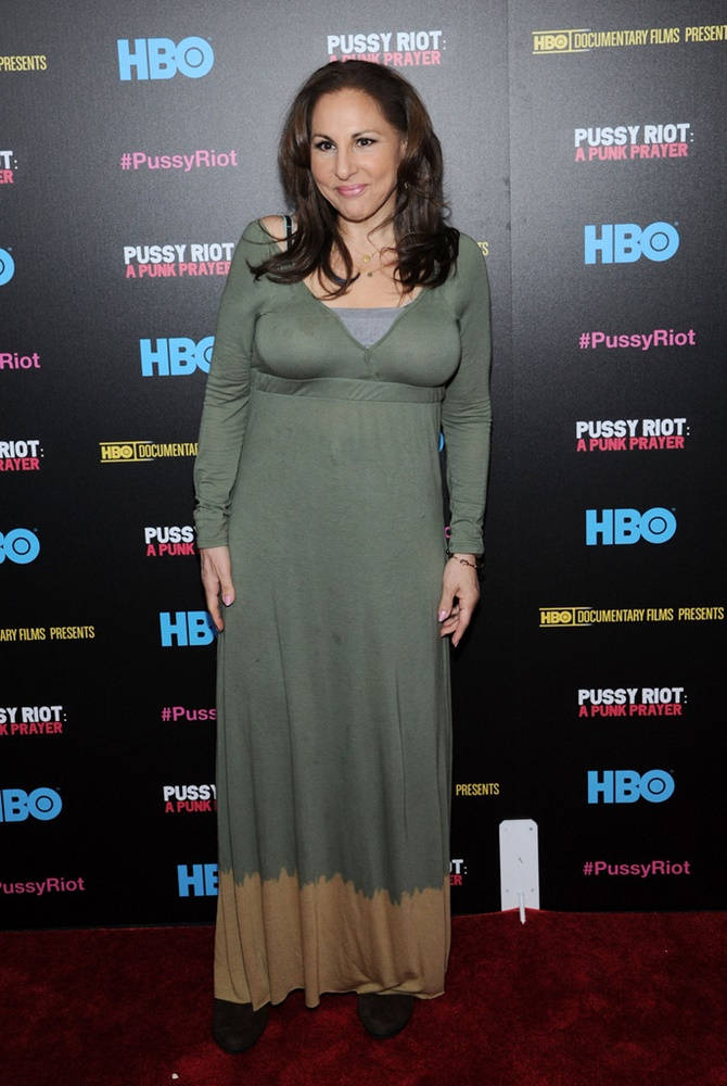 Celebrity 桌布 壁紙 — 一位身穿綠色漸層連衣裙的女性在HBO的Pussy Riot活動中於紅地毯上擺姿勢。