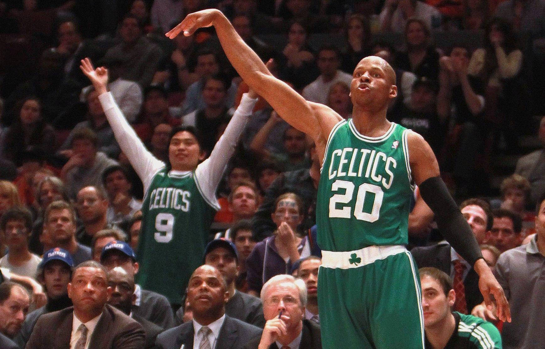 Ray Allen 桌布 壁紙 — 一位身穿綠色球衣20號的波士頓塞爾提克籃球運動員跳起投籃，球迷在擁擠的場館中歡呼。
