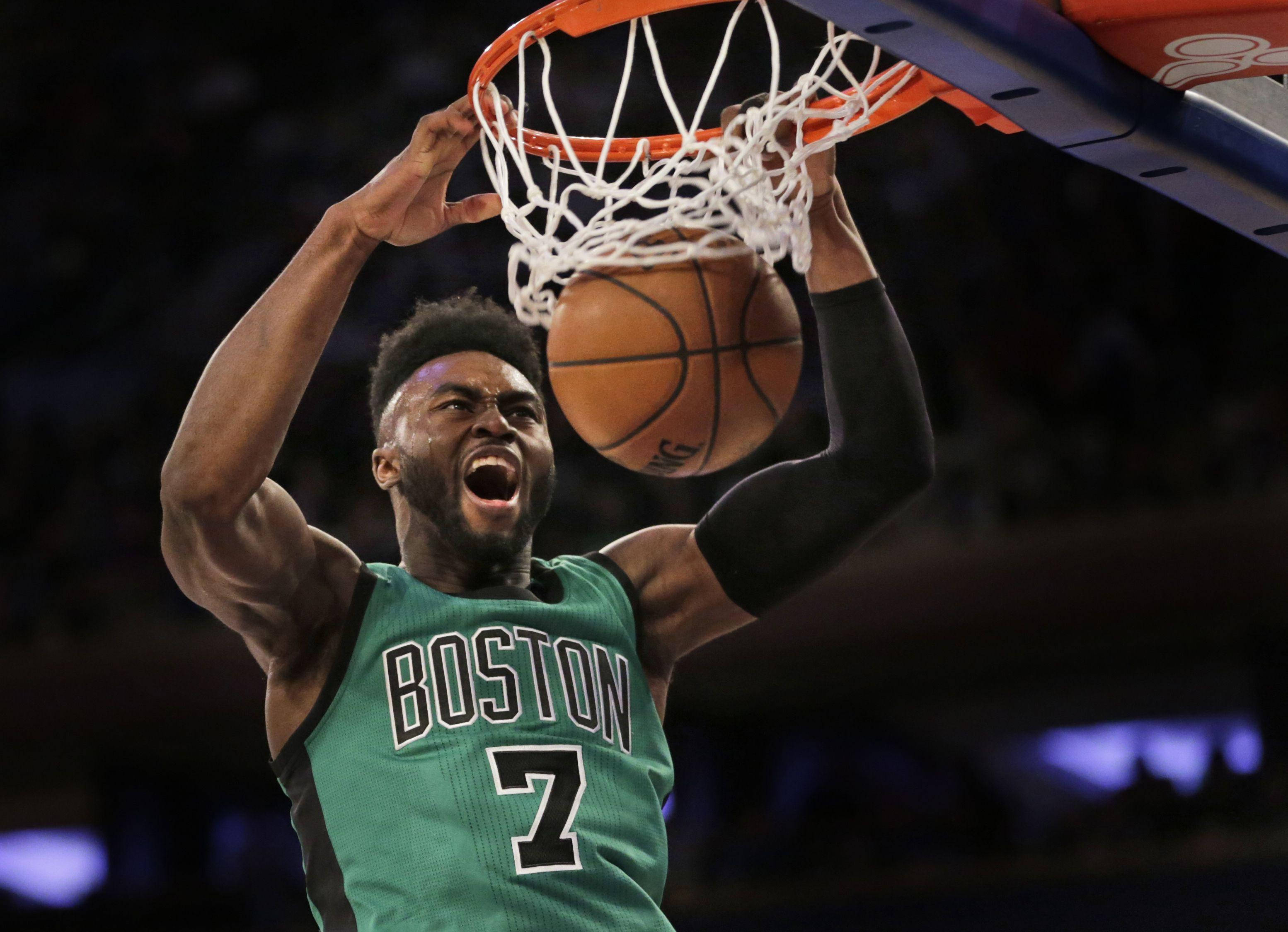 Jaylen Brown 桌布 壁紙 — 一位身穿綠色球衣的波士頓塞爾提克球員在場館燈光下，以強烈的專注力和力量灌籃。