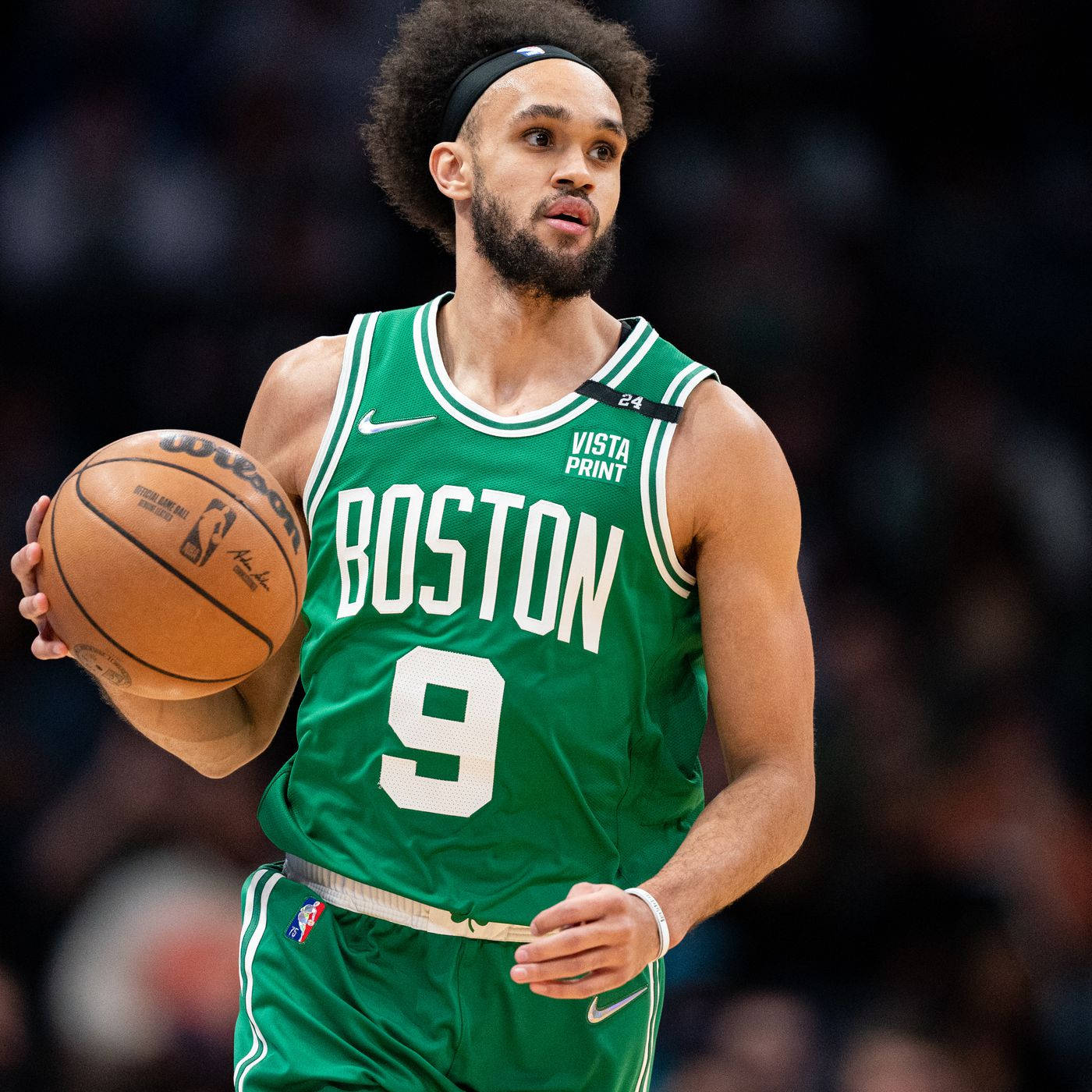 NBA 桌布 壁紙 — 一位身穿綠色球衣的波士頓塞爾提克籃球運動員，在場館燈光下於激烈比賽中運球。