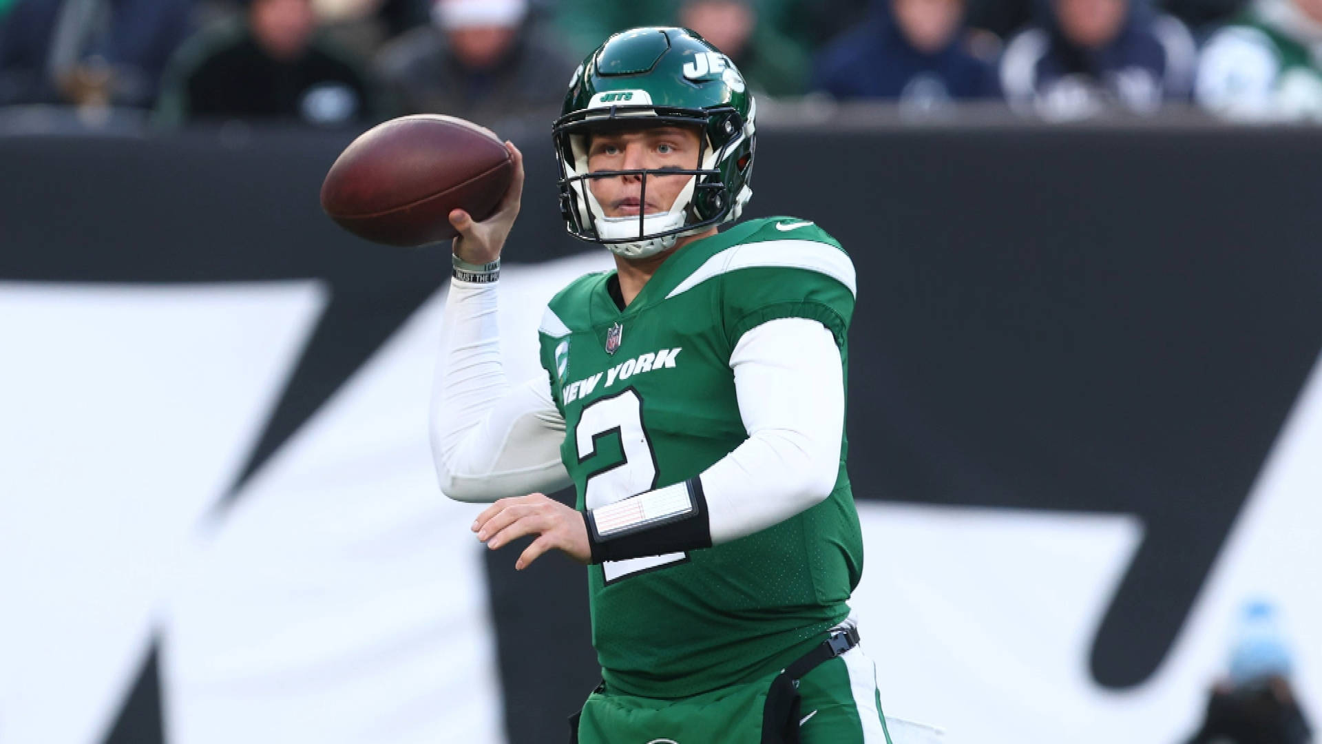 Ny Jets 桌布 壁紙 — 一位身穿綠色球衣的紐約噴射機四分衛在日間比賽中準備擲出橄欖球。