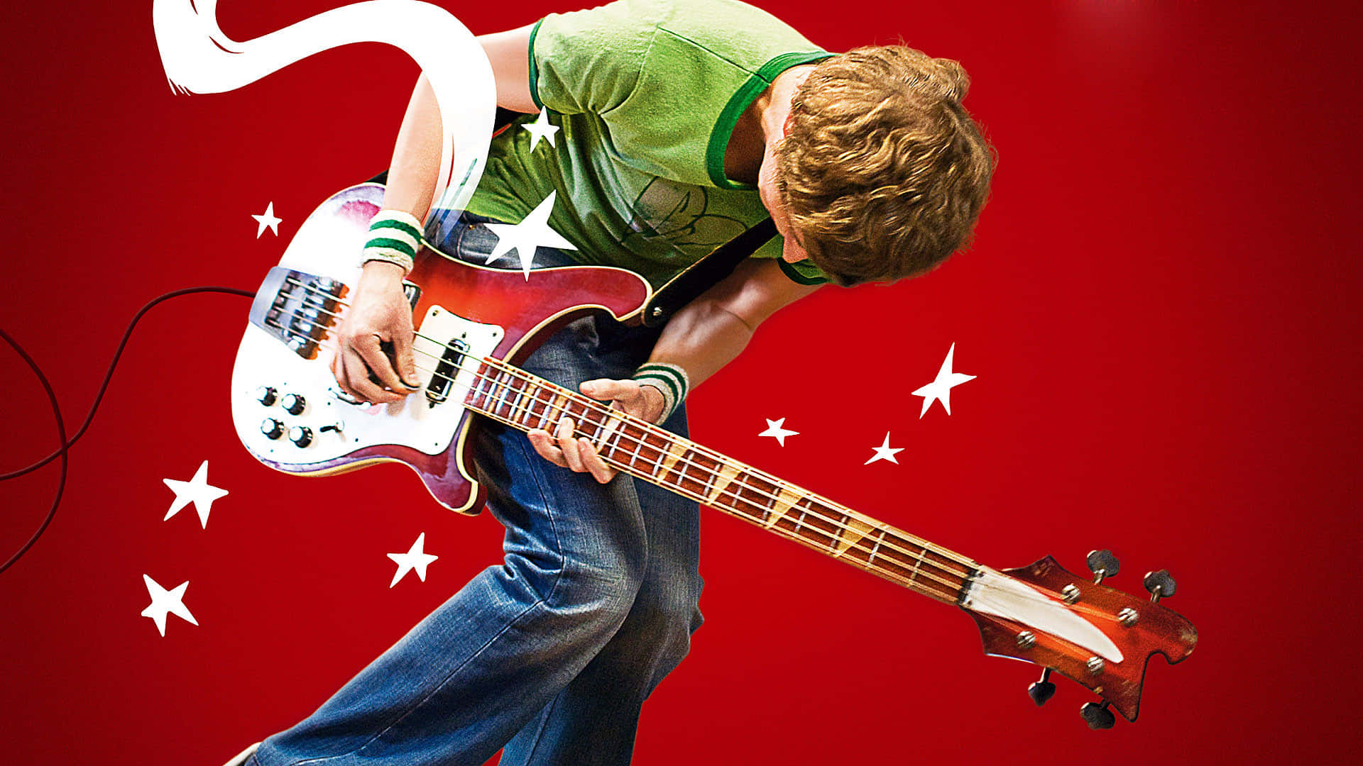 scott pilgrim 桌布 壁紙 — 一位身穿綠色襯衫的年輕音樂家，在帶有白色星星的鮮紅色背景前，熱情地彈奏著一把紅白相間的貝斯吉他。