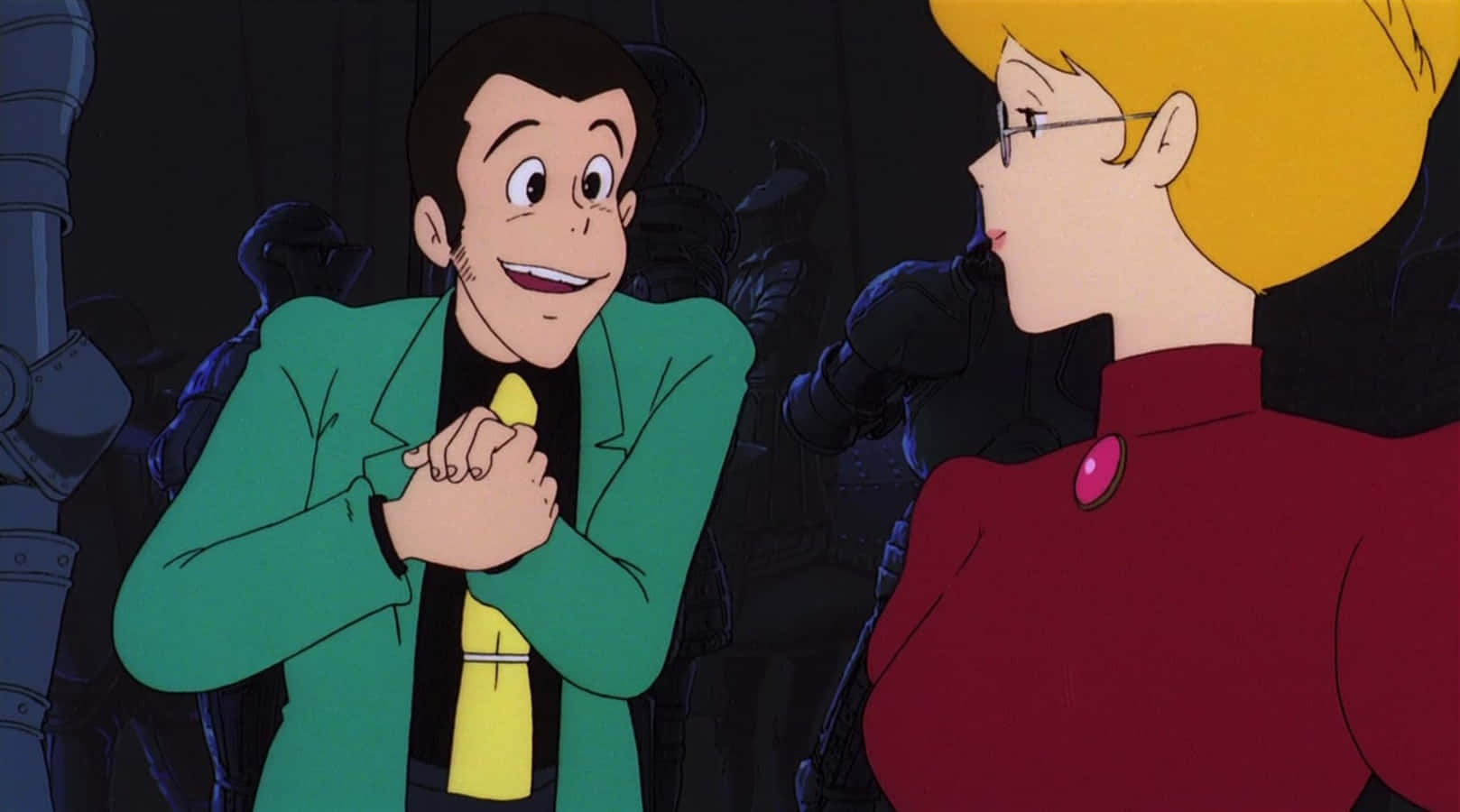 Lupin Iii The Castle Of Cagliostro 桌布 壁紙 — 一位身穿綠色西裝的開朗動畫偵探，在黑暗的城市背景下，對著一位身穿紅色外套的金髮女子微笑。