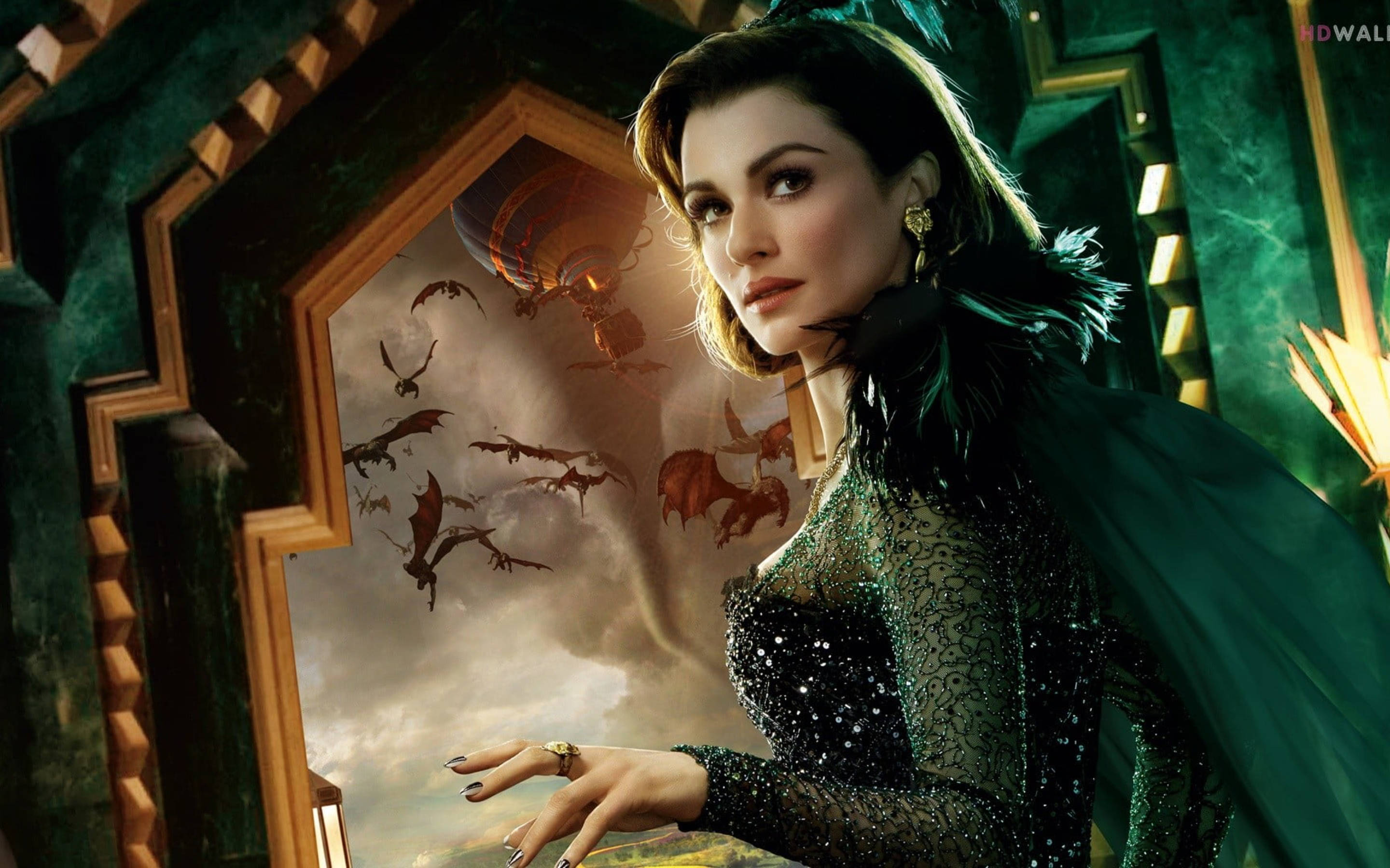 Rachel Weisz 桌布 壁紙 — 一位身穿綠色長袍的尊貴女士凝視窗外，龍在暴風雨的天空中翱翔，由華麗的窗框襯托。