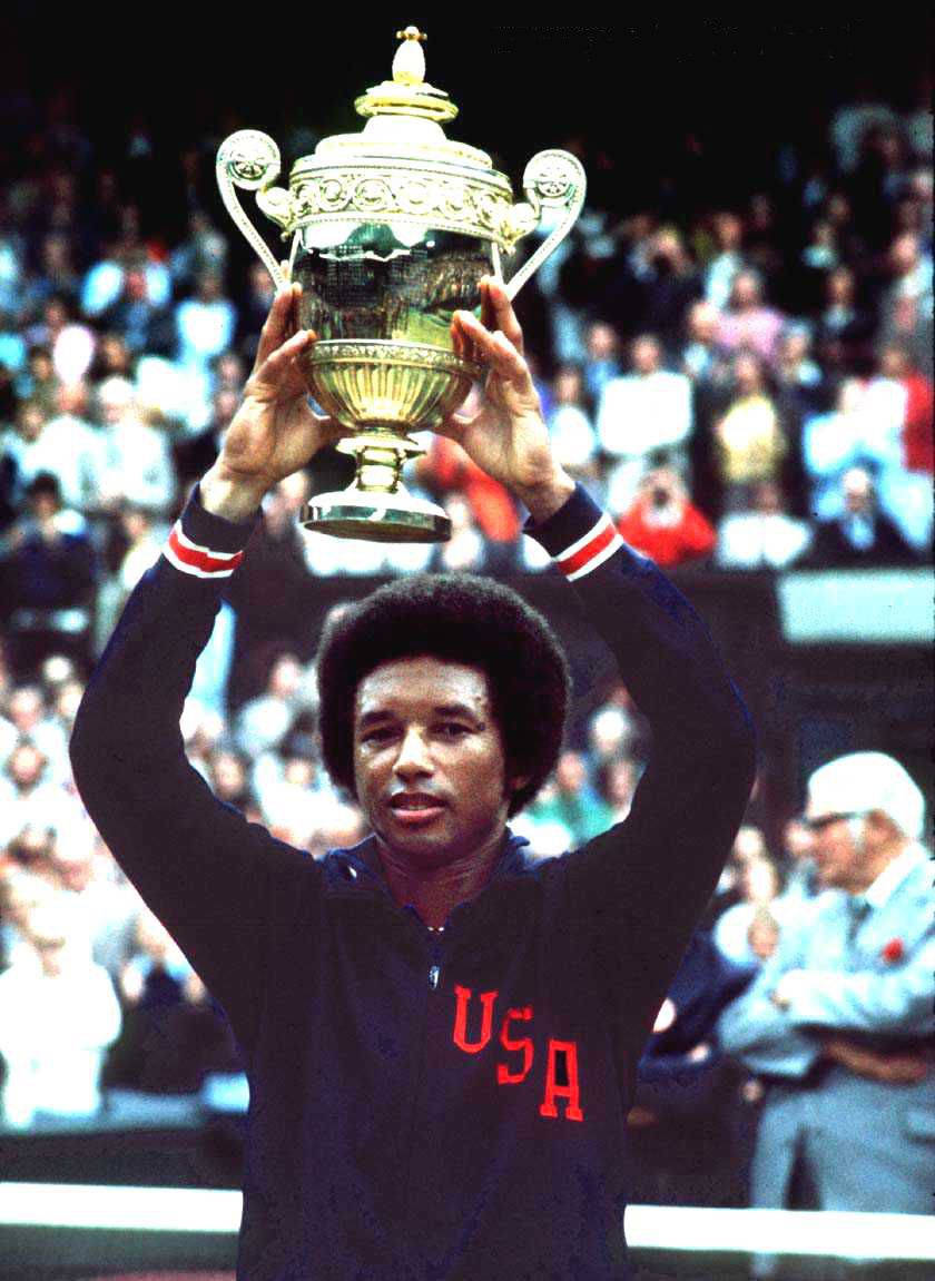 Tennis 桌布 壁紙 — 一位身穿美國外套的勝利網球選手，在歡呼的人群面前高舉閃閃發光的金色獎盃。