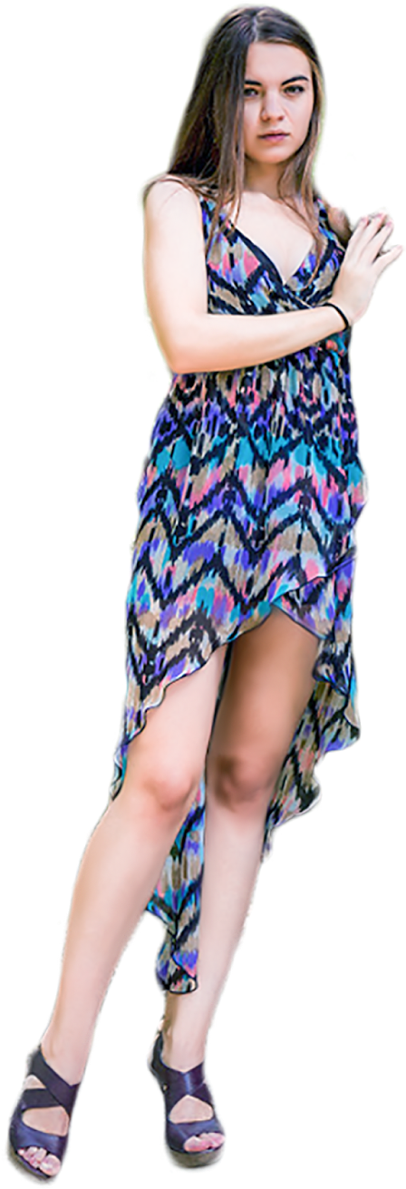 Background For Picsart 桌布 壁紙 — 一位身穿色彩繽紛圖案連衣裙的年輕女性，在純色背景前自信地交叉雙臂站立。