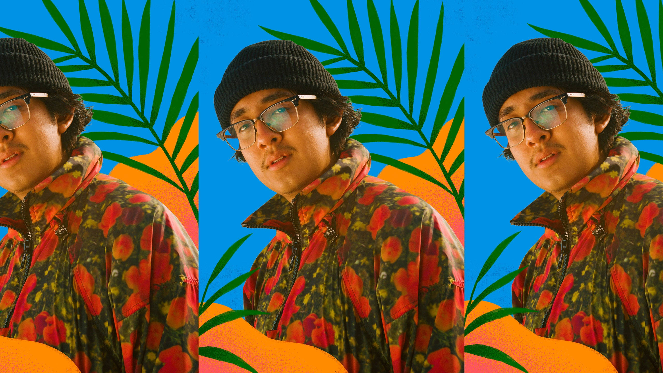 Photoshoot 桌布 壁紙 — 一位身穿花卉圖案外套和毛帽的年輕男子，在充滿熱帶葉子和橙色形狀的鮮豔藍色背景前擺姿勢。