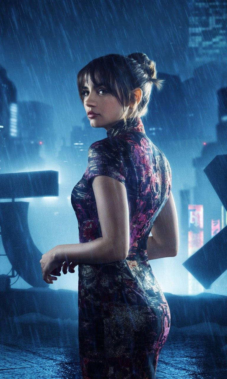 ana de armas 桌布 壁紙 — 一位身穿花卉旗袍的女性站在雨濕的霓虹燈城市景觀中，身後有發光的廣告牌和模糊的摩天大樓。