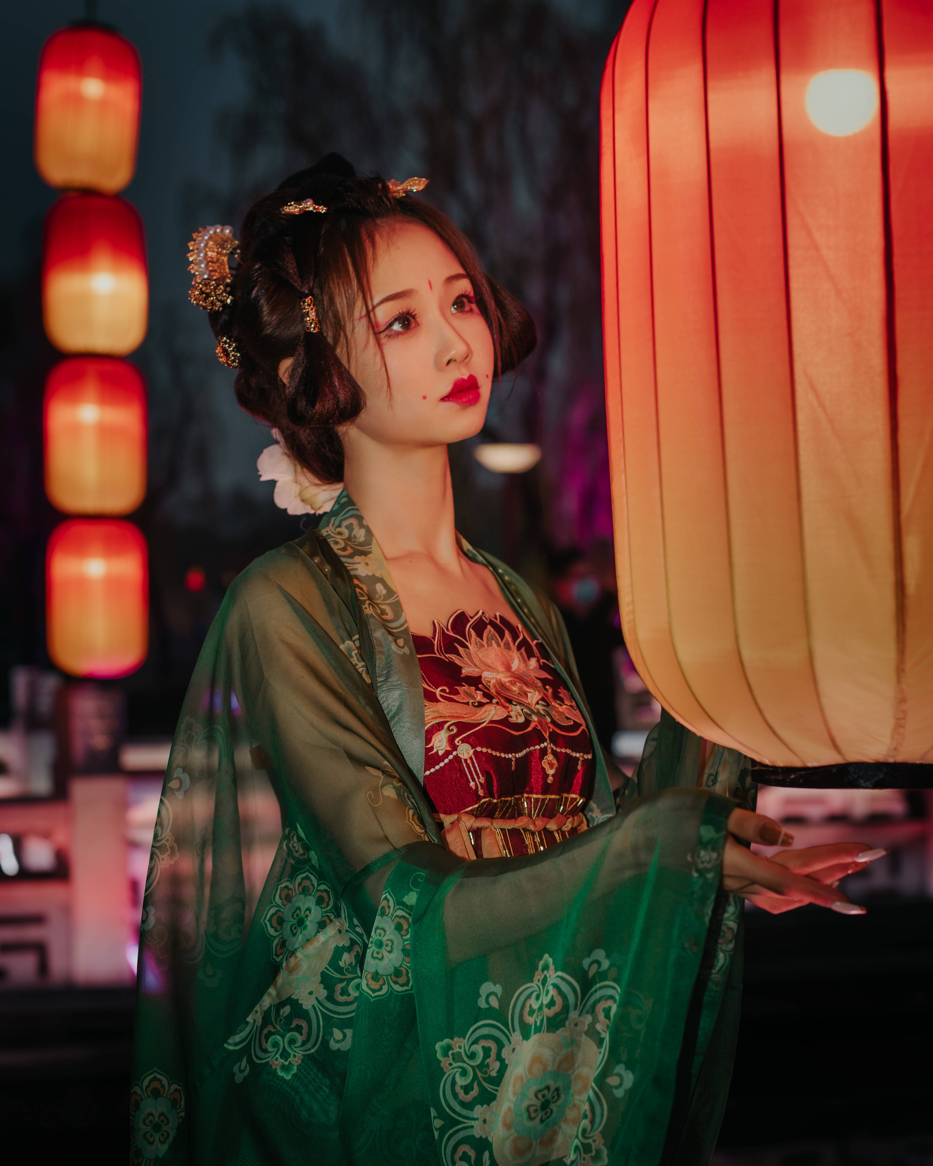 Dynasty 桌布 壁紙 — 一位身穿華麗傳統服飾的女性在夜空下抬頭仰望，身旁是發光的紅色燈籠。