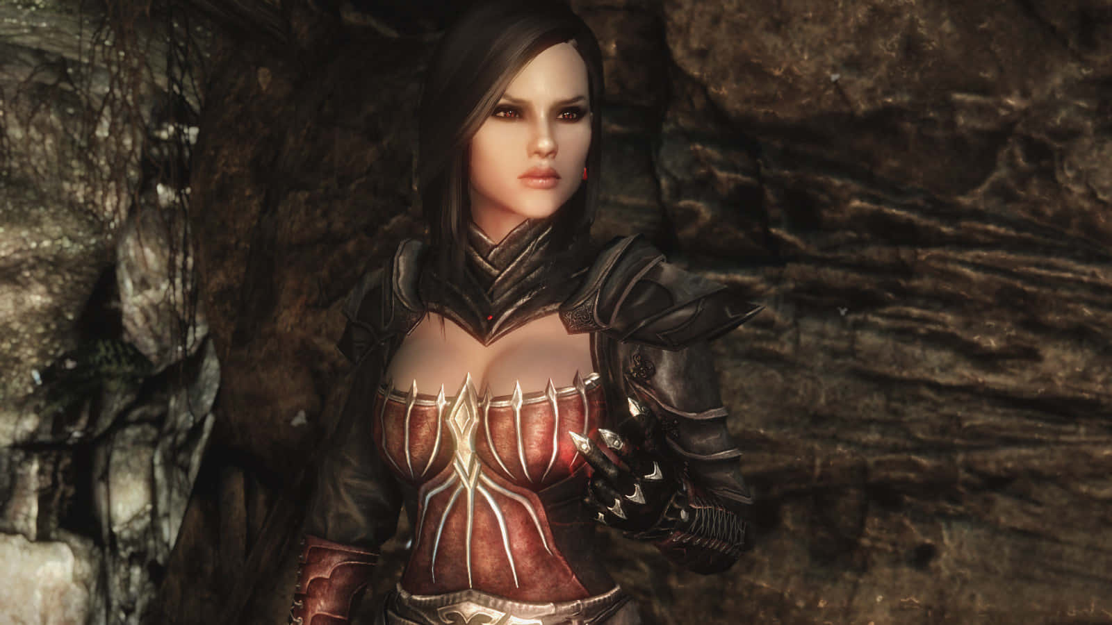 Skyrim Serana 桌布 壁紙 — 一位身穿華麗暗色盔甲的女戰士，在佈滿苔蘚紋理的崎嶇石壁前擺出姿勢。