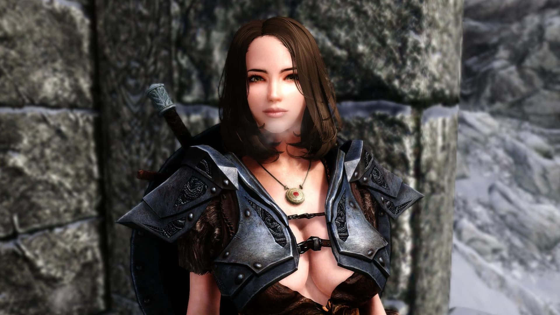 Skyrim Lydia 桌布 壁紙 — 一位身穿華麗暗色盔甲的女戰士站在石牆前，背景是白雪覆蓋的山脈。