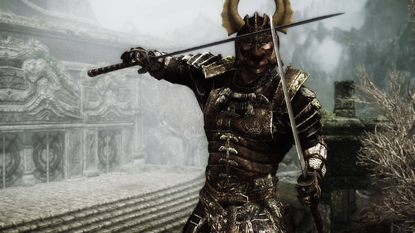 異塵餘生 桌布 壁紙 — 一位身穿華麗暗色盔甲的武士武士在霧氣瀰漫的石頭庭院中手持武士刀擺好姿勢。