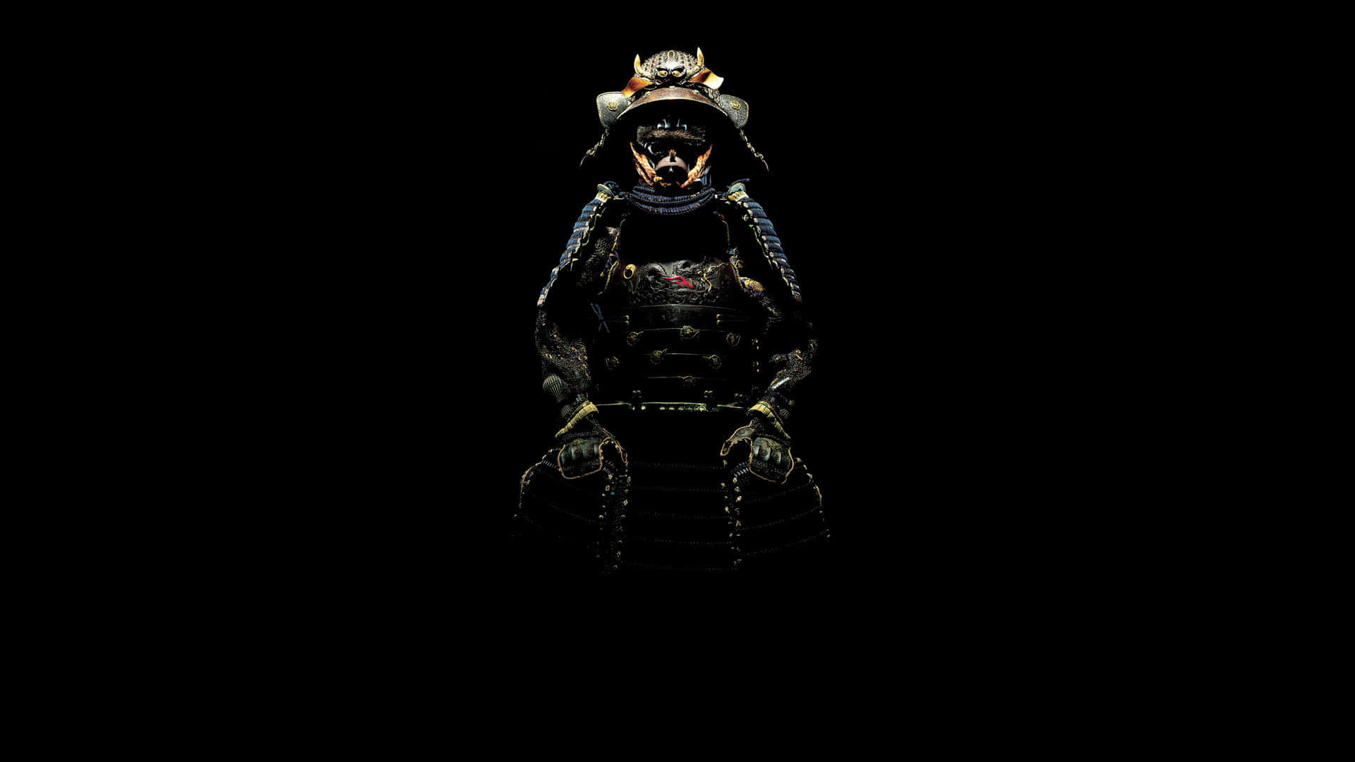 Bushido 桌布 壁紙 — 一位身穿華麗深色鎧甲、飾有金色點綴的武士戰士，在純黑背景上呈現剪影。
