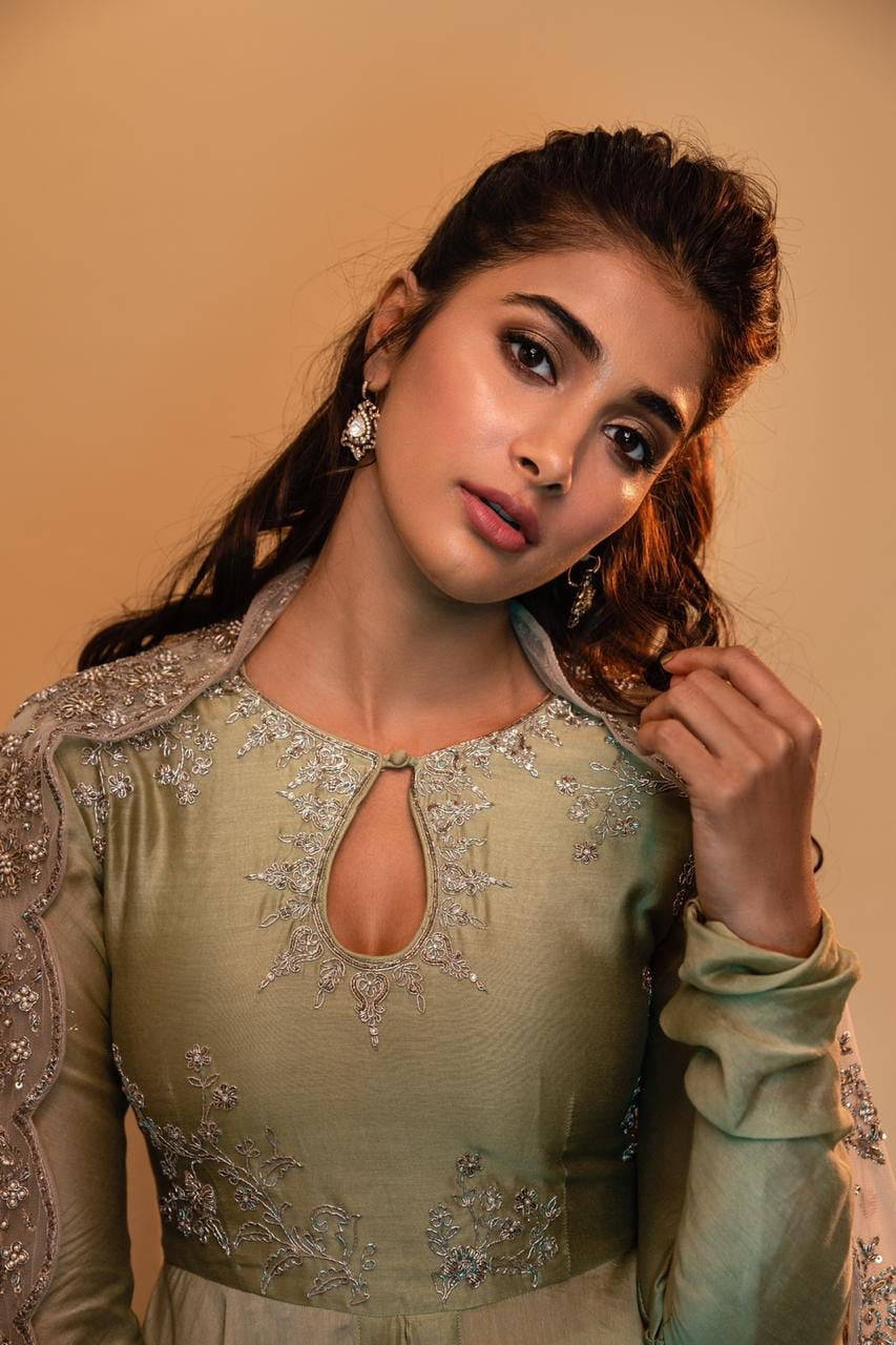 Indian 桌布 壁紙 — 一位身穿華麗淺綠色刺繡服裝的女性，在溫暖的米色工作室背景前，以柔和光線擺姿勢。