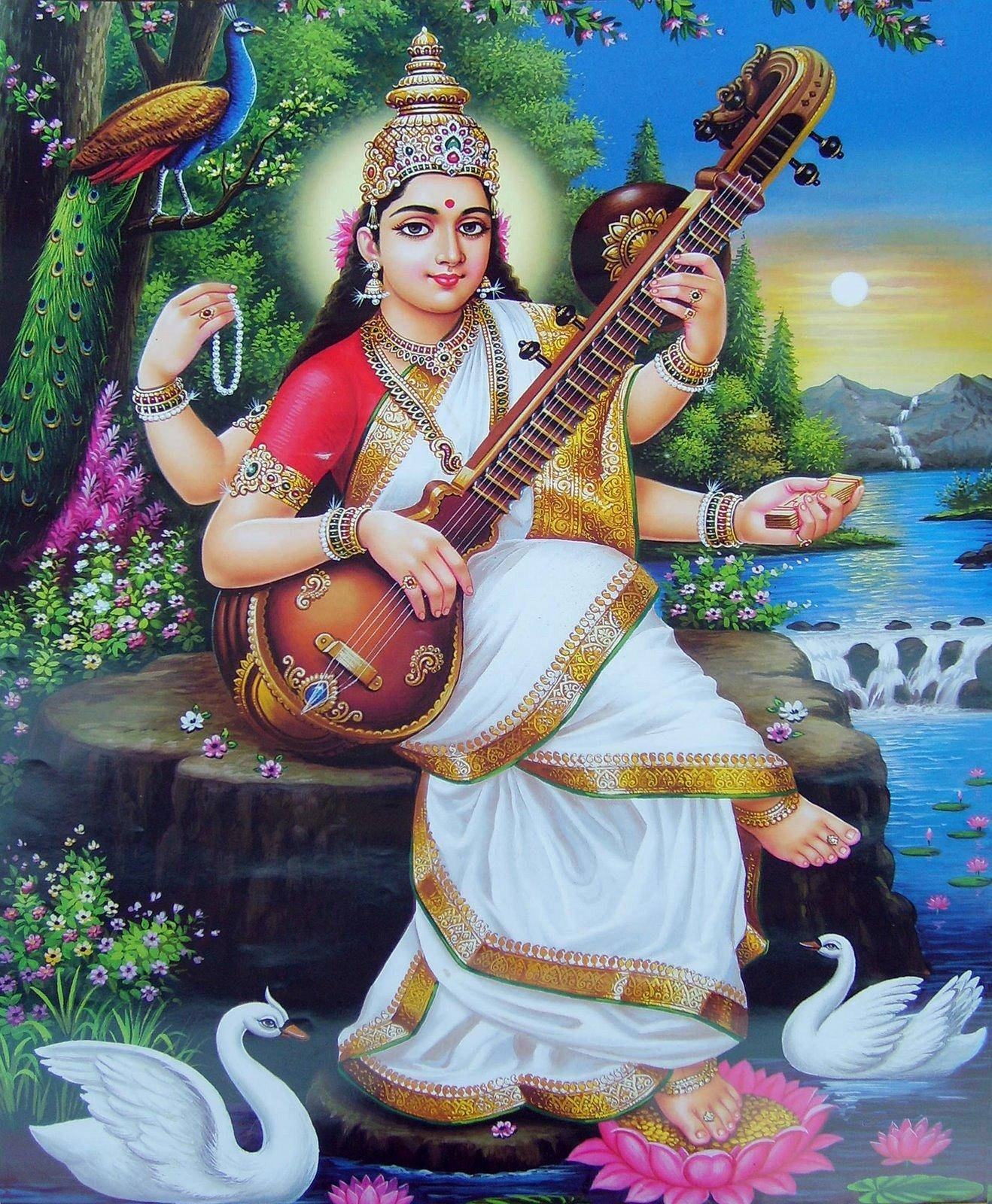 Saraswati Devi 桌布 壁紙 — 一位身穿華麗白色和金色服飾的神聖女神，在夕陽天空下，於天鵝、孔雀和蓮花盛開的河邊彈奏弦樂器。