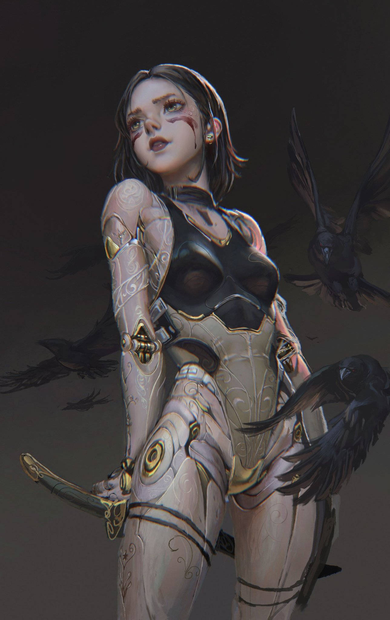 Alita Battle Angel 桌布 壁紙 — 一位身穿華麗盔甲、眼睛發光的賽博龐克女戰士，在陰暗的氣氛中手持劍，烏鴉在她周圍飛翔。