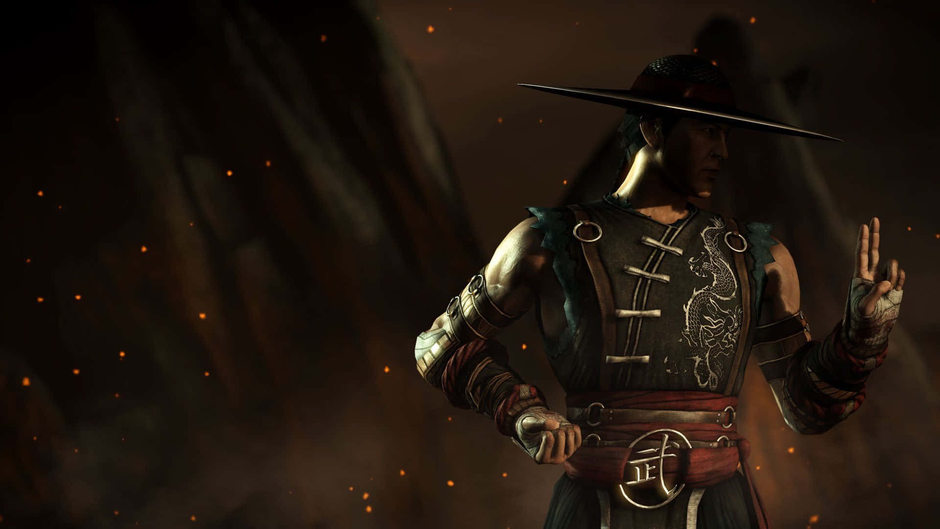 Mortal Kombat Kung Lao 桌布 壁紙 — 一位身穿華麗盔甲和寬邊帽的武術家，在煙霧繚繞、火焰四起的環境中擺好姿勢，周圍漂浮著發光的餘燼。