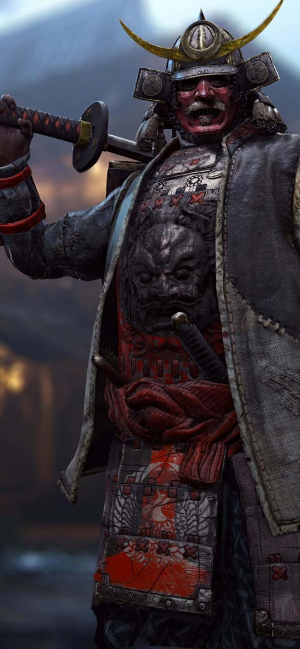 iPhone Xs Max For Honor 桌布 壁紙 — 一位身穿華麗盔甲的兇猛武士，在迷霧戰場背景下揮舞著武士刀咆哮。
