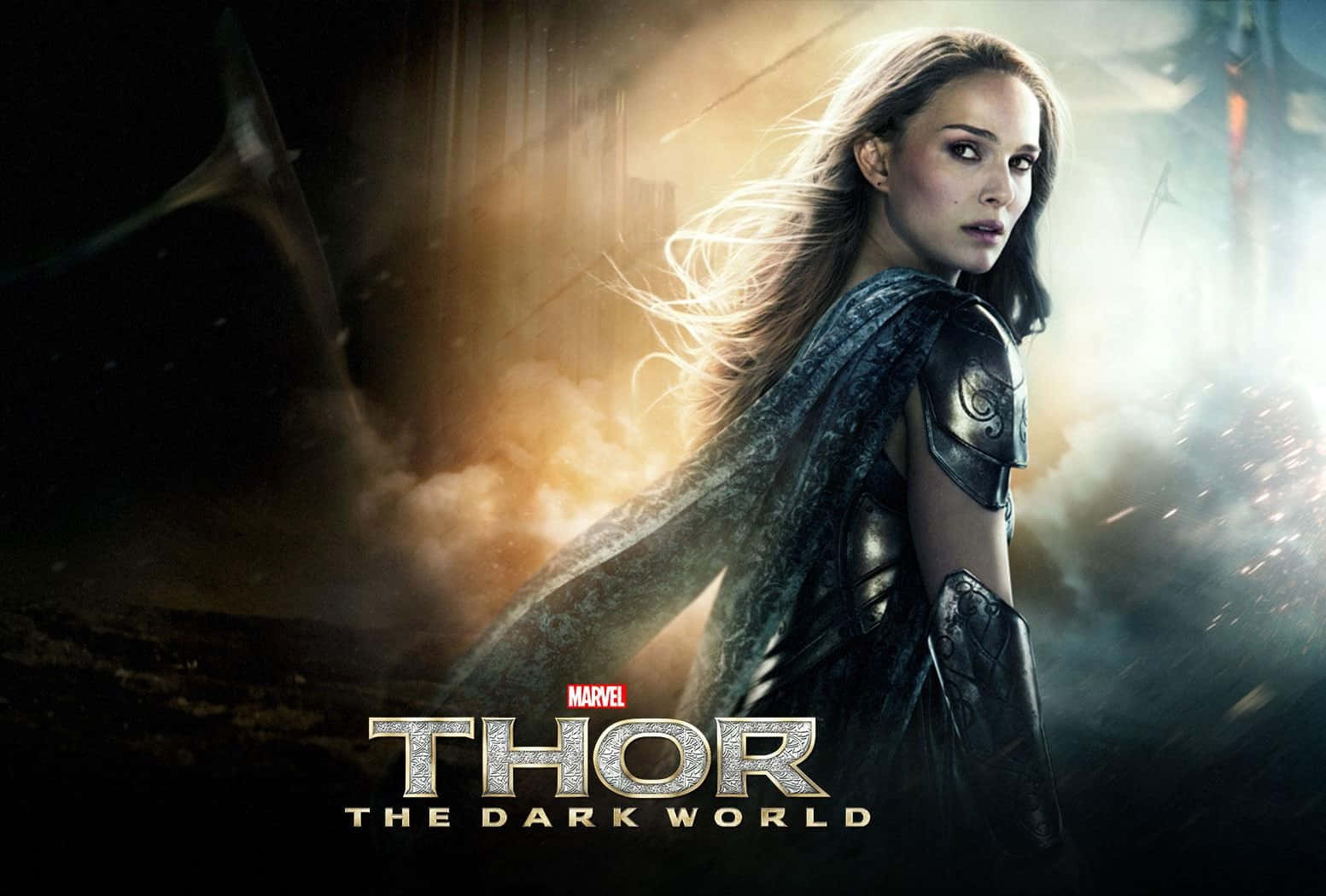 Jane Foster 桌布 壁紙 — 一位身穿華麗盔甲的女戰士，在煙霧瀰漫的戰場背景下，以戲劇性的燈光傲然挺立。