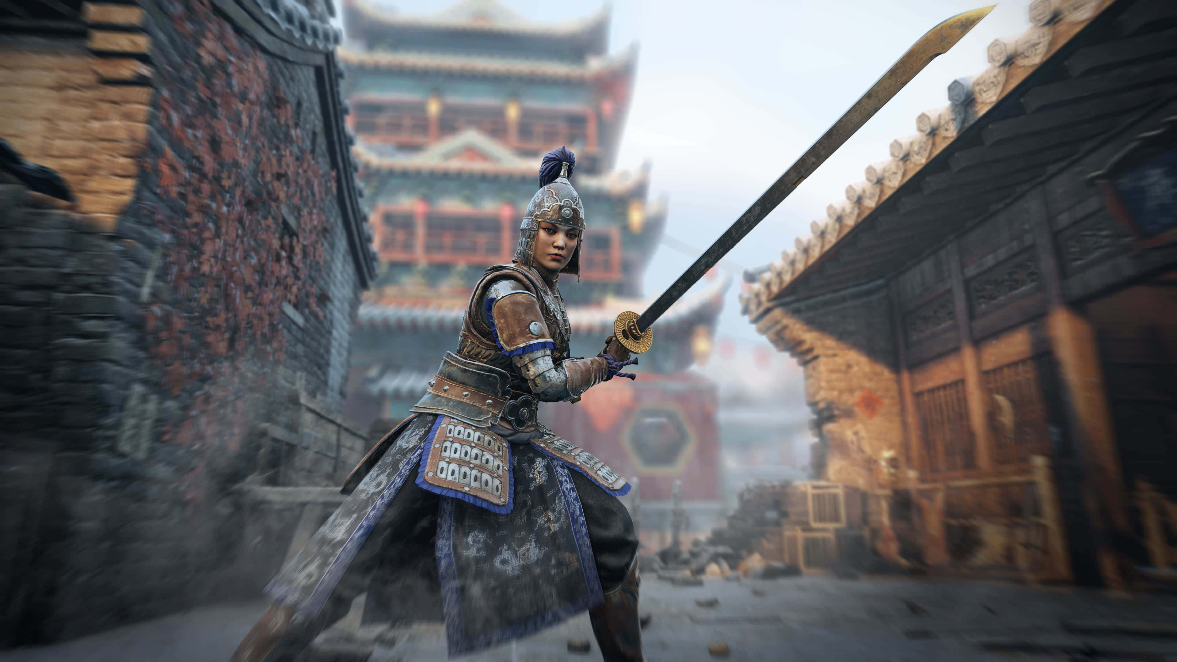 For Honor 桌布 壁紙 — 一位身穿華麗盔甲的戰士，在霧氣瀰漫、擁有傳統建築的古老中國小巷中揮舞長劍。