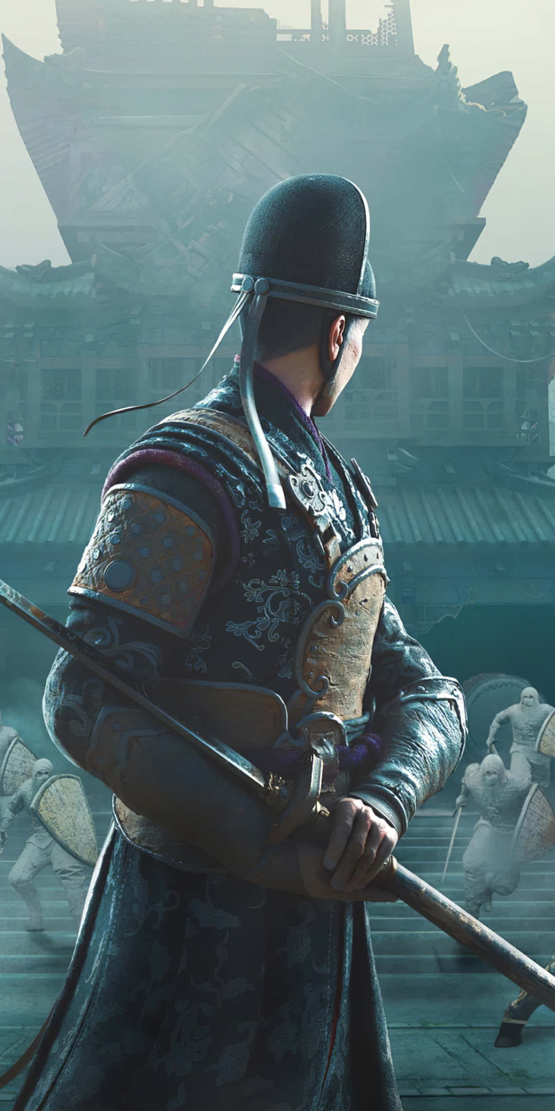 Katana 桌布 壁紙 — 一位身穿華麗盔甲的武士，在霧氣瀰漫的古老日本建築背景下，手持劍準備就緒。