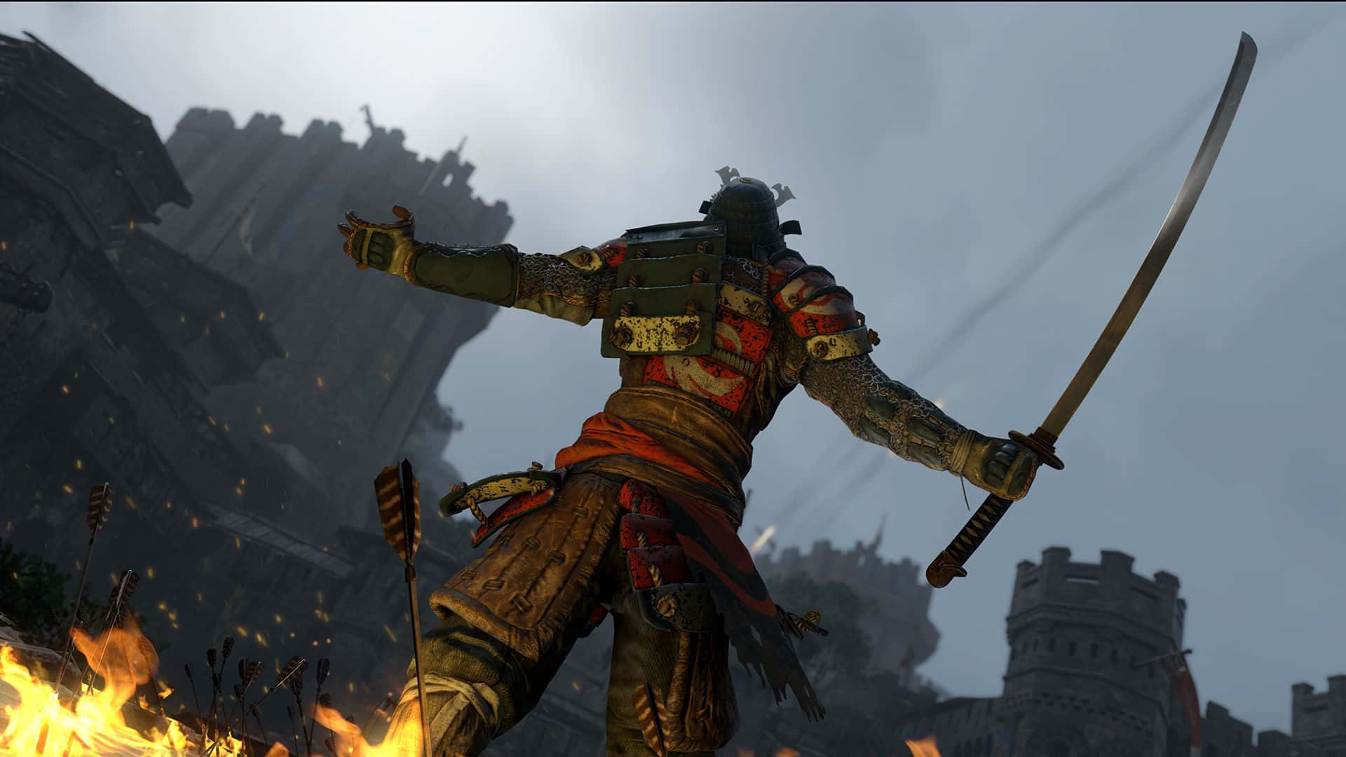 For Honor 桌布 壁紙 — 一位身穿華麗盔甲的武士武士，在風暴天空下，於燃燒的箭矢和崩塌的城堡廢墟中，高舉武士刀勝利地站立。