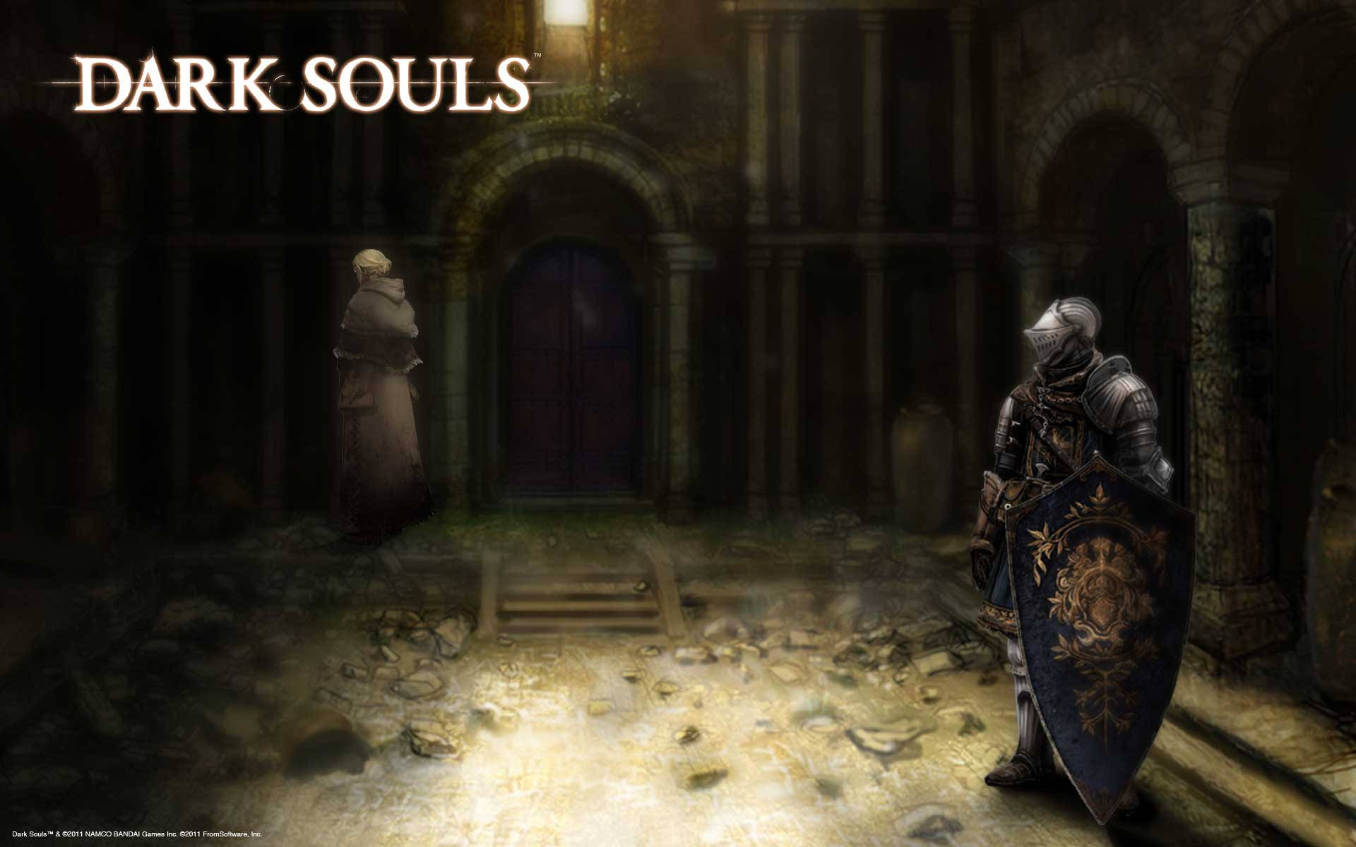 dark souls 4K 桌布 壁紙 — 一位身穿華麗盔甲的騎士站在燈光昏暗的哥德式大廳中，面對著一扇沉重門扉附近身穿長袍的人物。