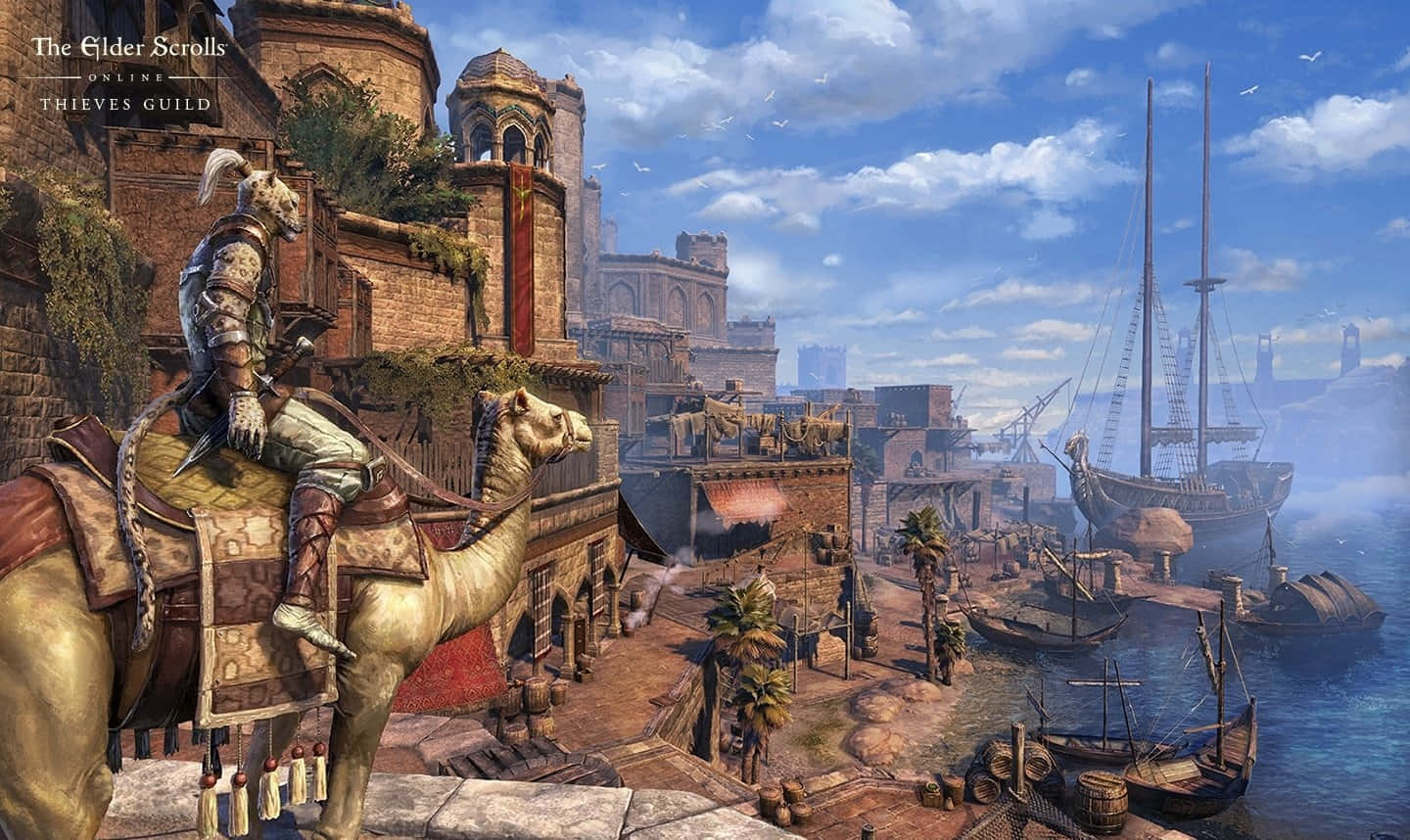 Thieves Guild 桌布 壁紙 — 一位身穿華麗盔甲的騎士騎著駱駝穿過一個繁華的古老港口城市，那裡有石頭建築和船隻，在明亮的藍天下。