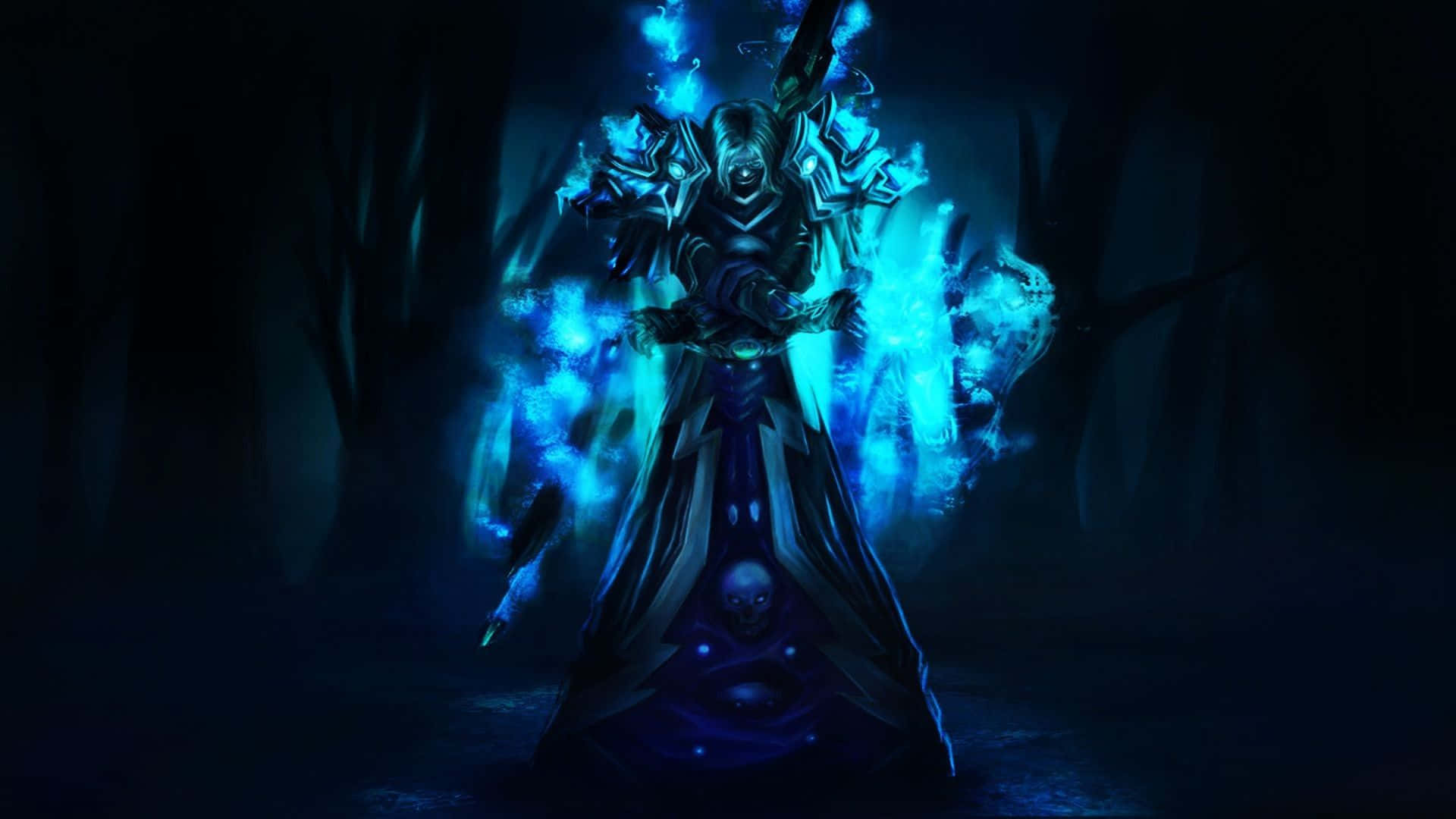 Skyrim Mage 桌布 壁紙 — 一位身穿華麗盔甲的黑暗奇幻戰士在夜晚的陰暗森林中引導發光的藍色魔法。