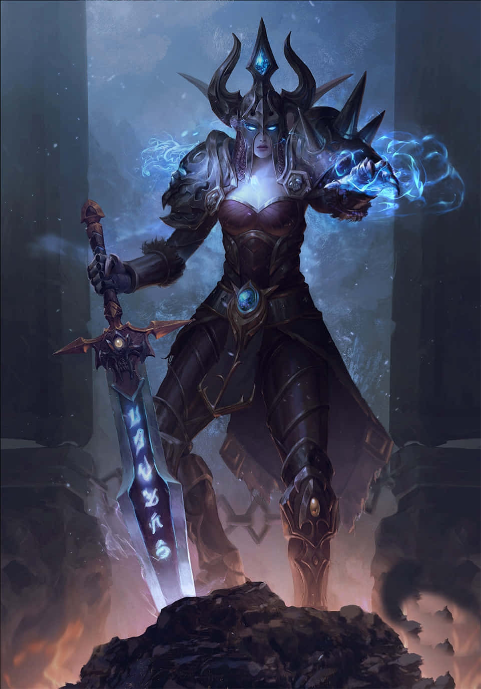 Death Knight 桌布 壁紙 — 一位身穿華麗盔甲的黑暗奇幻戰士女王站在岩石露頭上，揮舞著發光的劍，在迷霧洞穴中引導藍色魔法。