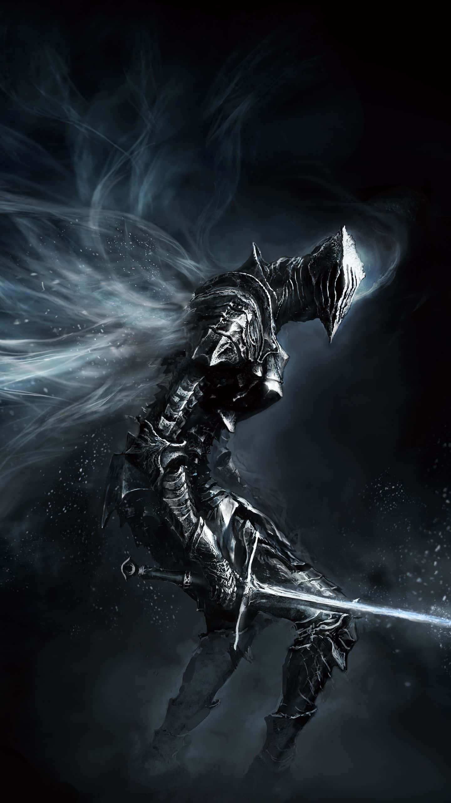 Artorias The Abysswalker 桌布 壁紙 — 一位身穿華麗盔甲的黑暗騎士，在黑色虛空背景下，於旋轉迷霧中揮舞著發光的劍。