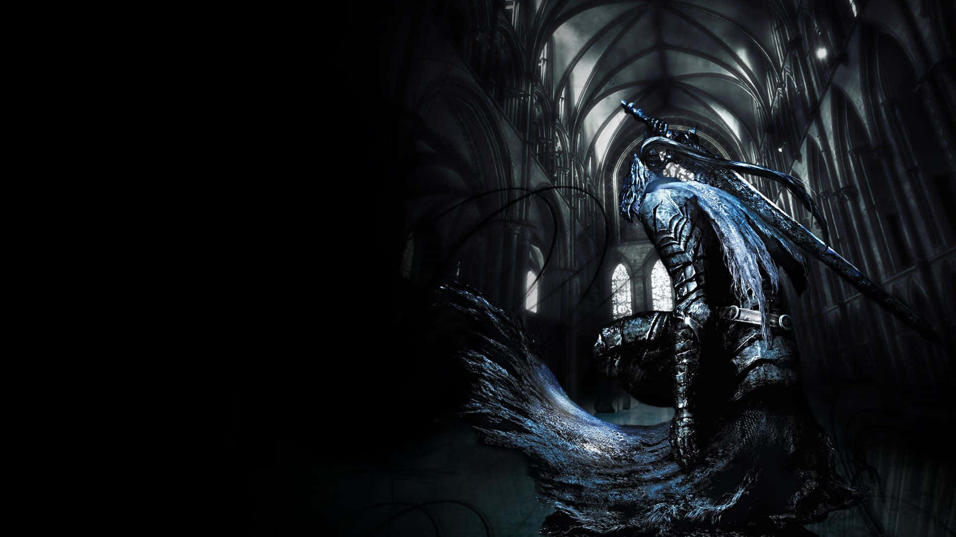 Artorias The Abysswalker 桌布 壁紙 — 一位身穿華麗盔甲的黑暗騎士莊嚴地站在哥德式大教堂中，沐浴在彩色玻璃窗投射出的詭異藍光下。