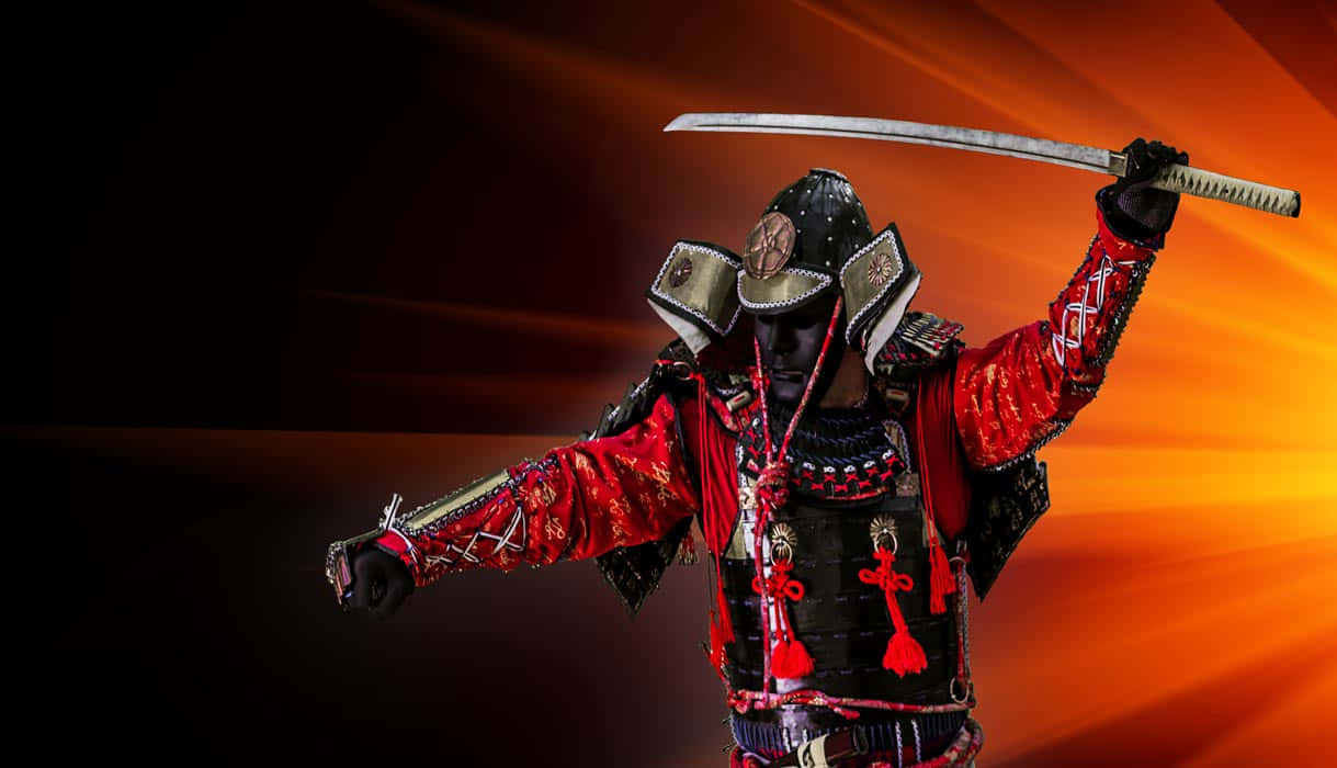 Samurai Sword 桌布 壁紙 — 一位身穿華麗紅黑盔甲的武士，在耀眼的橙黑色背景前舉起武士刀。