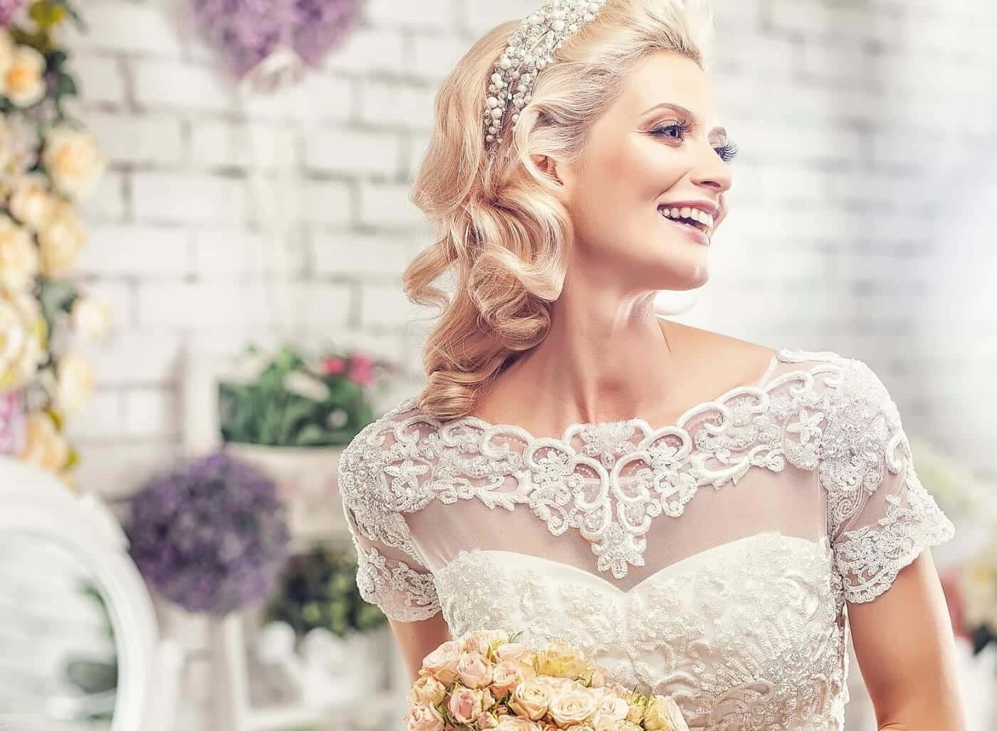 Bridal 桌布 壁紙 — 一位身穿華麗蕾絲婚紗的新娘，手持柔粉色玫瑰捧花，笑容燦爛。