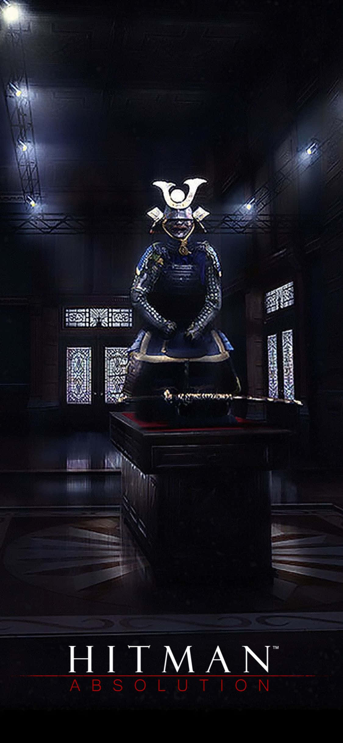 iPhone X Hitman Absolution 桌布 壁紙 — 一位身穿華麗藍色鎧甲的武士莊嚴地站在一個光線昏暗、高天花板的廳堂中的基座上，廳內有彩繪玻璃窗。