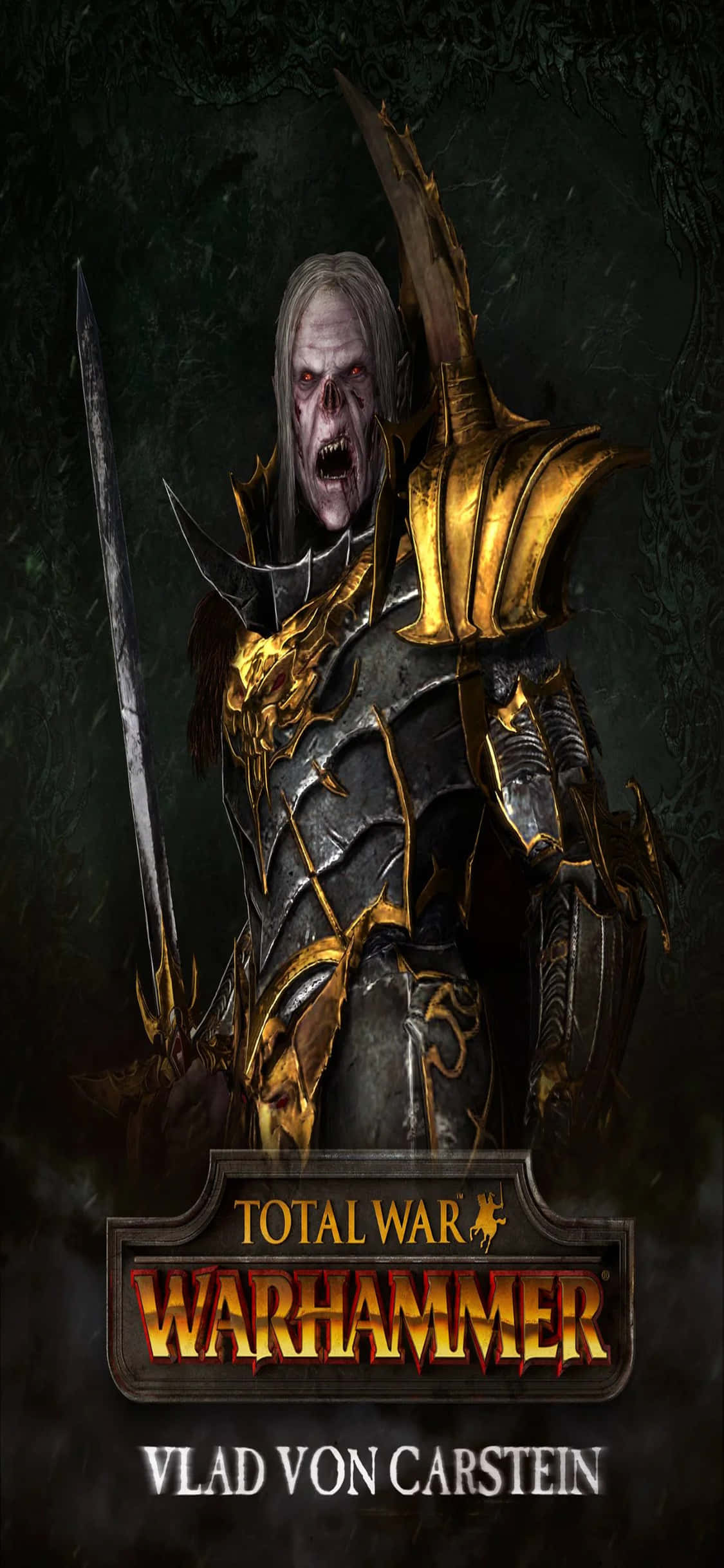 iPhone X Total War Warhammer 桌布 壁紙 — 一位身穿華麗金黑盔甲的威脅性吸血鬼領主，在黑暗哥德式背景下揮舞著劍。