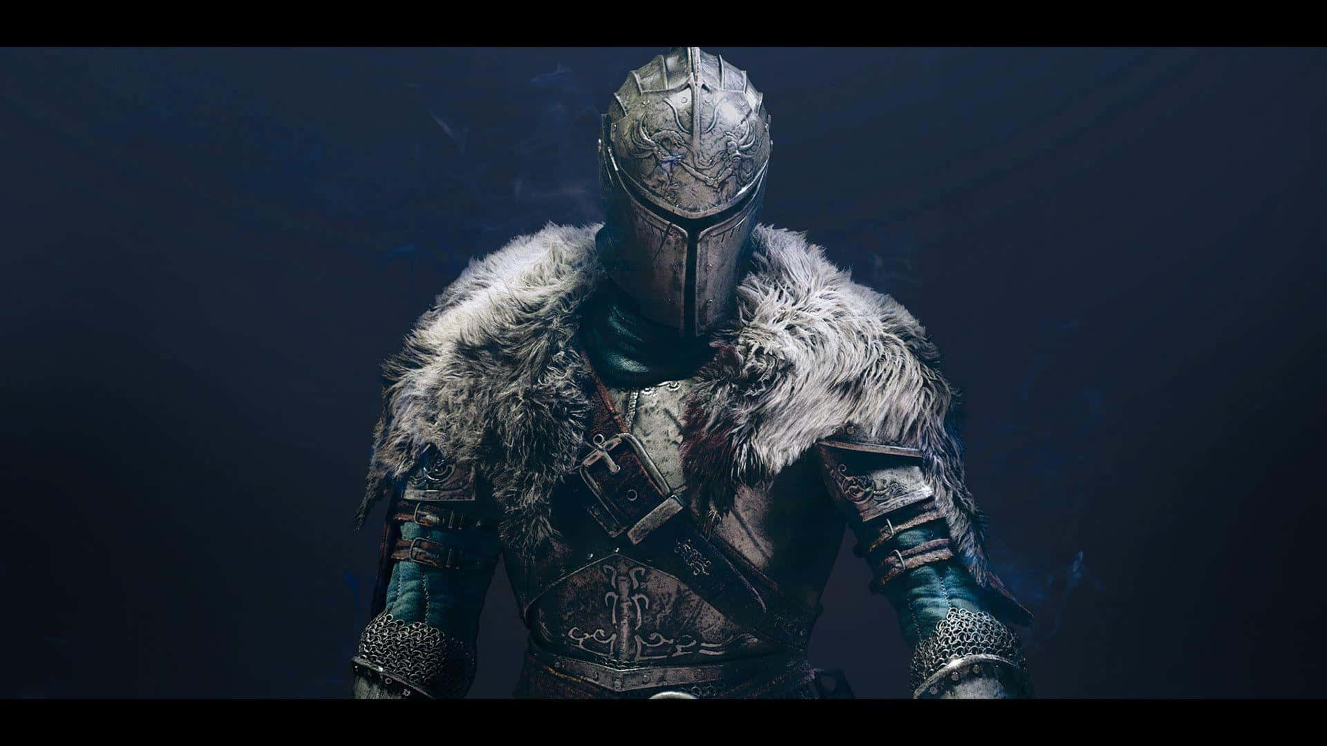 黑暗靈魂 桌布 壁紙 — 一位身穿華麗銀色盔甲、披著毛皮襯裡斗篷的騎士，莊嚴地站在深藍色背景前。