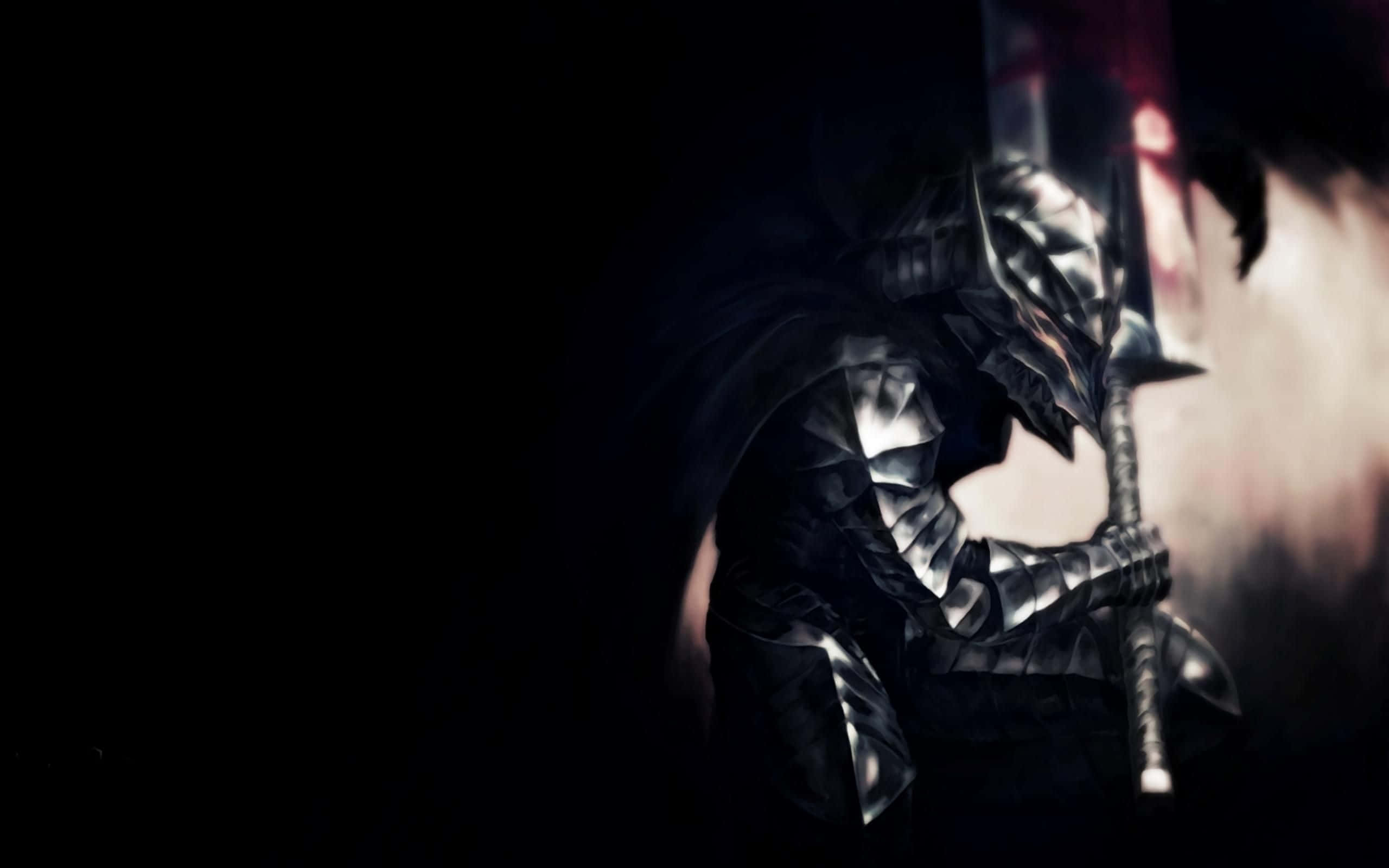 Berserk Armor 桌布 壁紙 — 一位身穿華麗銀色盔甲的黑暗騎士，在煙霧繚繞的背景和戲劇性的背光中握著一把發光的劍。