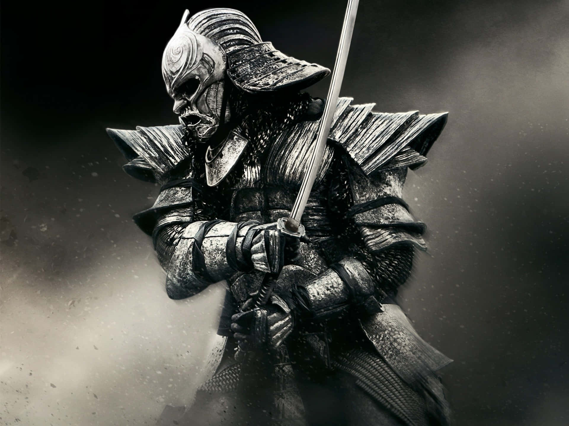 Bushido 桌布 壁紙 — 一位身穿華麗鎧甲的武士，在戲劇性燈光下，於旋轉迷霧中緊握武士刀。