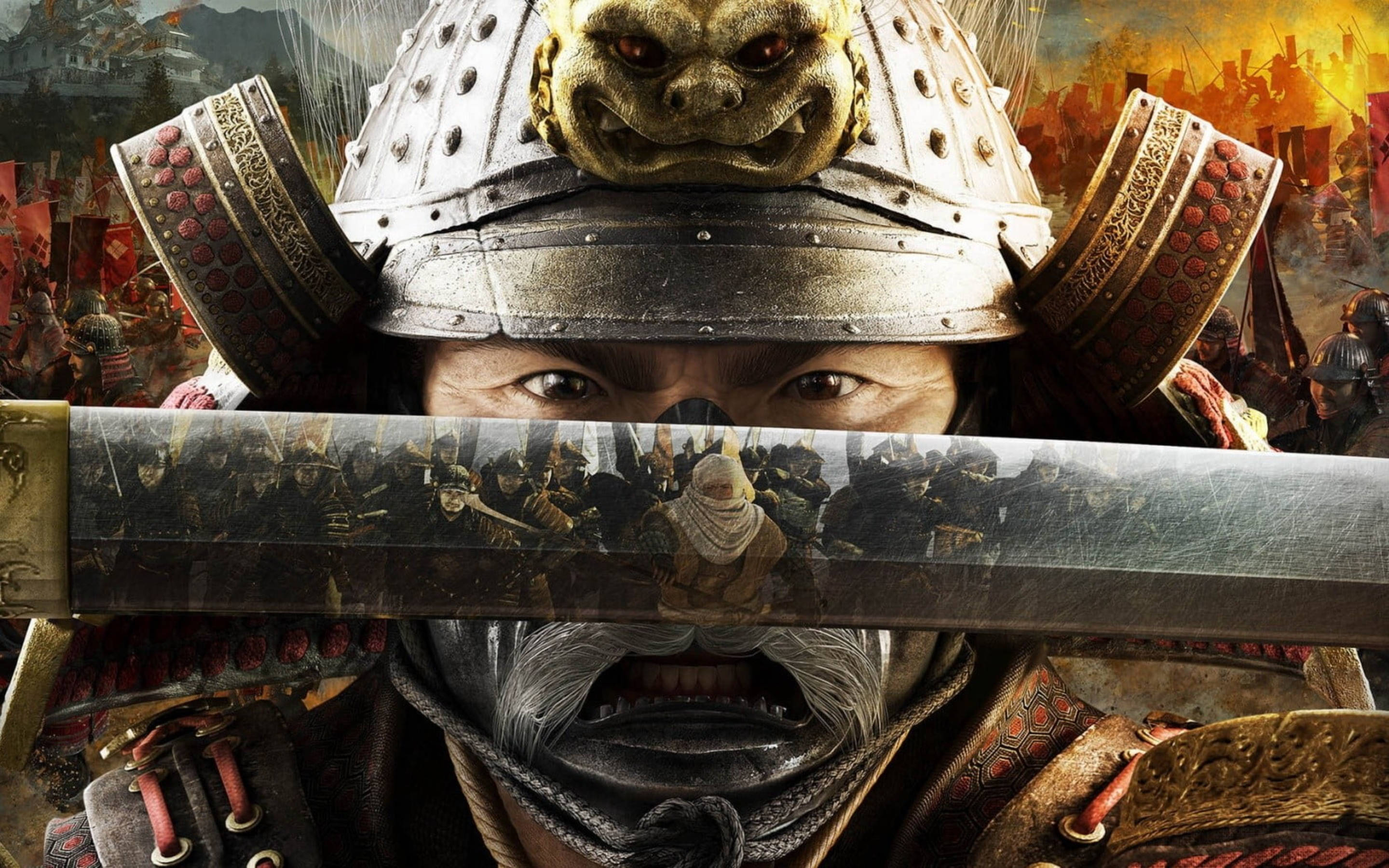 桌布 壁紙 — 一位身穿華麗鎧甲的武士，目光銳利，其武士刀刀身映照出背後混亂的戰場。