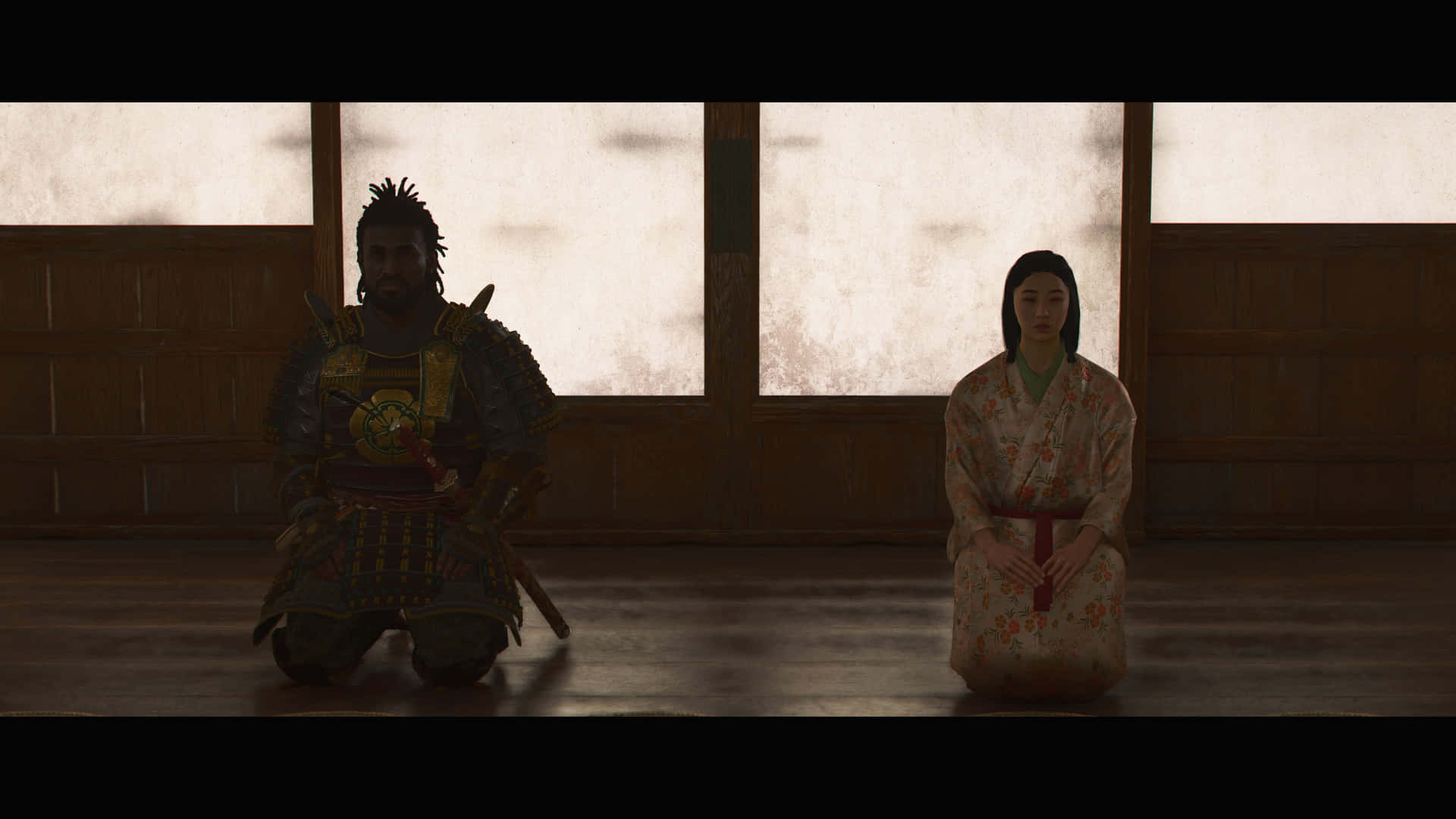 Assassin's Creed shadows 壁紙 — 一位身穿華麗鎧甲的武士跪在一位穿著花卉和服的女子旁邊，身處一個有紙屏風的昏暗木造房間。