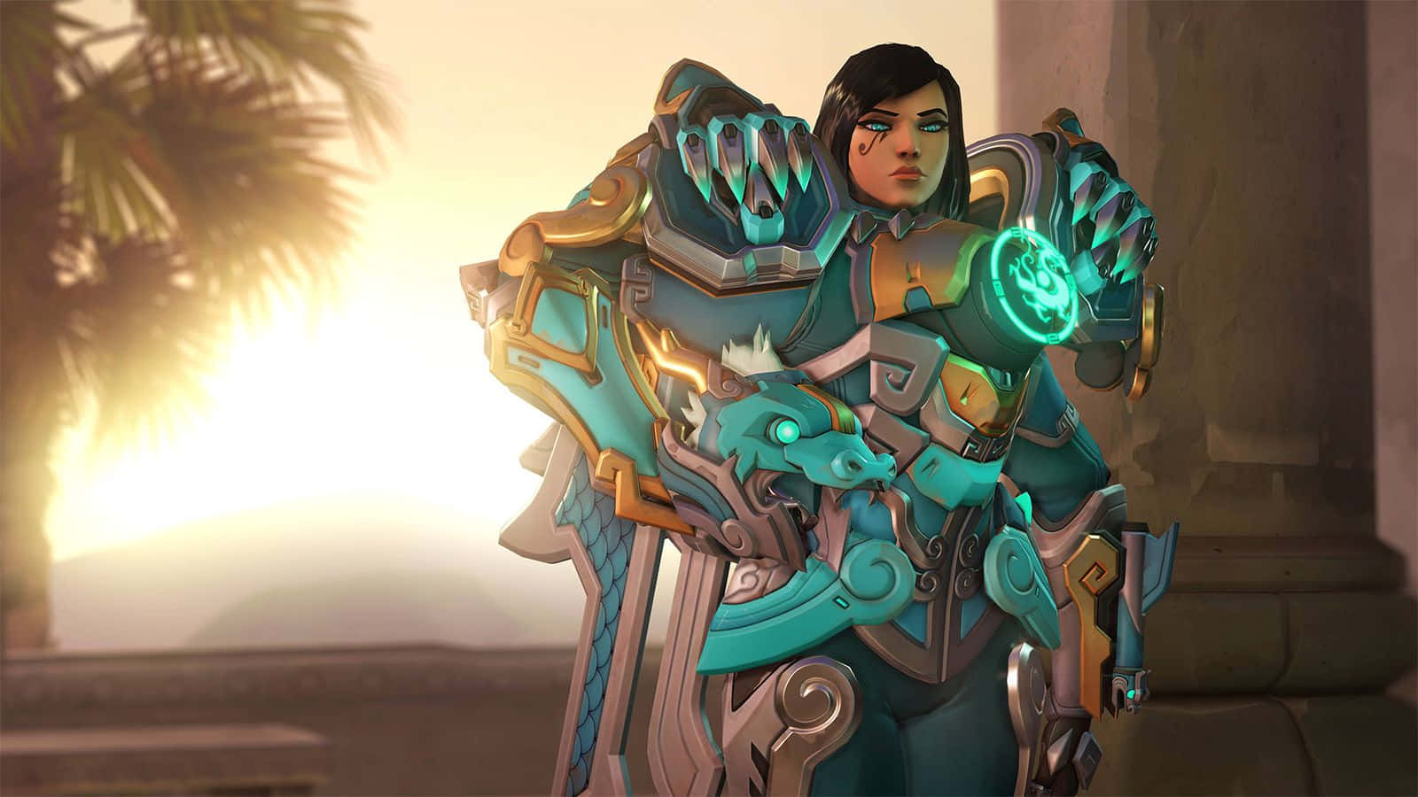 Overwatch Pharah 桌布 壁紙 — 一位身穿華麗青綠色和金色盔甲的戰士，自信地站在閃耀的日落背景下，周圍有棕櫚葉。
