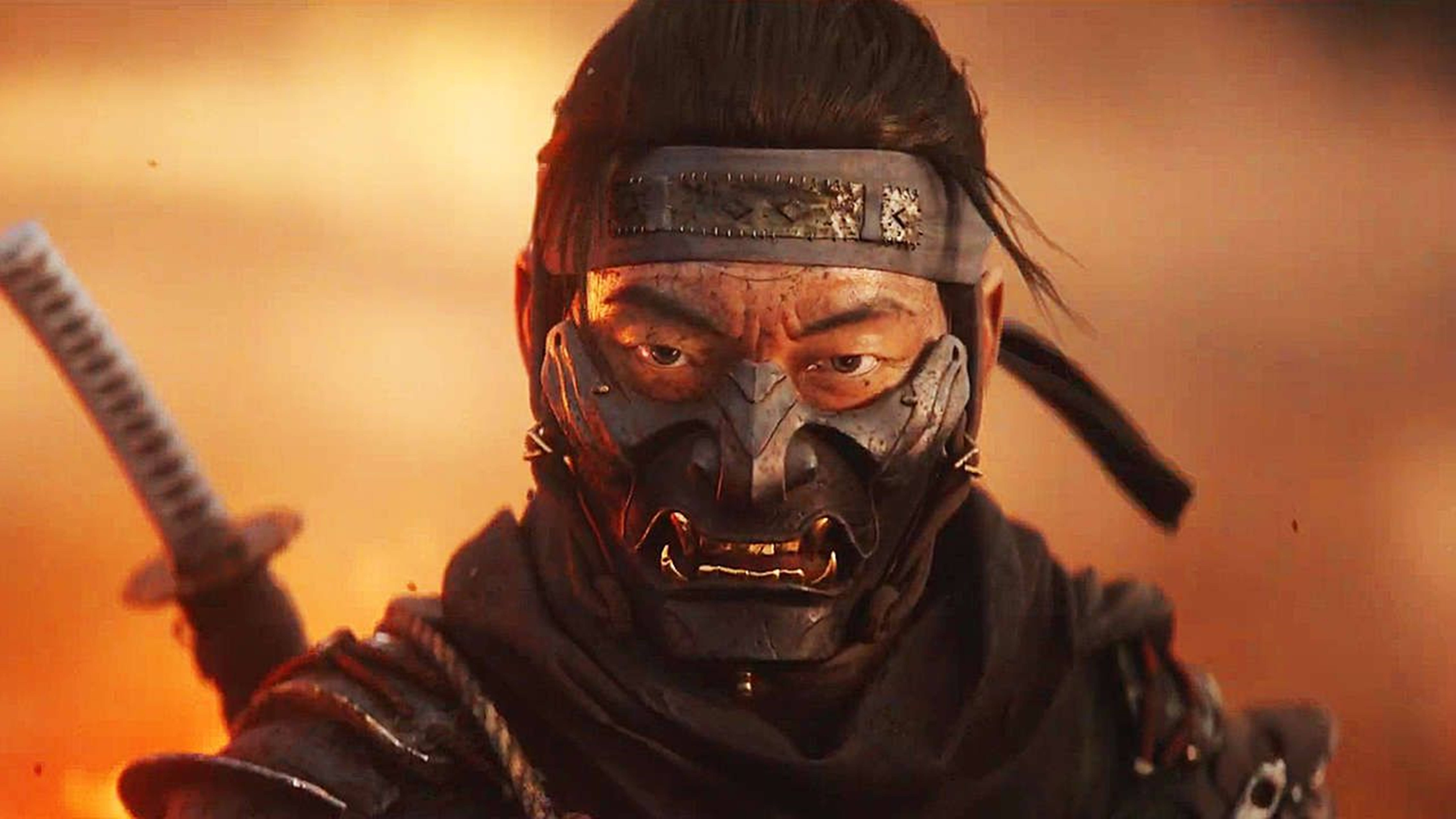 Ghost Of Tsushima 桌布 壁紙 — 一位身穿華麗面具和盔甲的武士戰士，在熾熱的橙色戰場背景下緊握著武士刀。