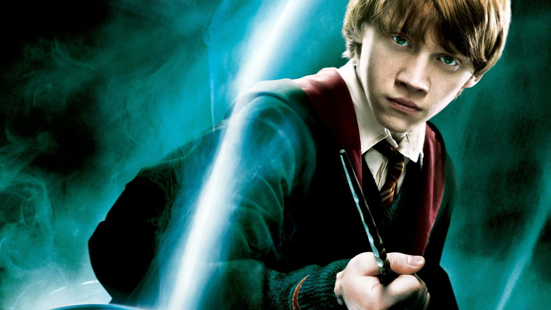 The Order Of Phoenix 桌布 壁紙 — 一位身穿葛萊芬多長袍的年輕巫師揮舞著魔杖，對著煙霧瀰漫的青綠色背景發出一道明亮的藍色魔法光束。