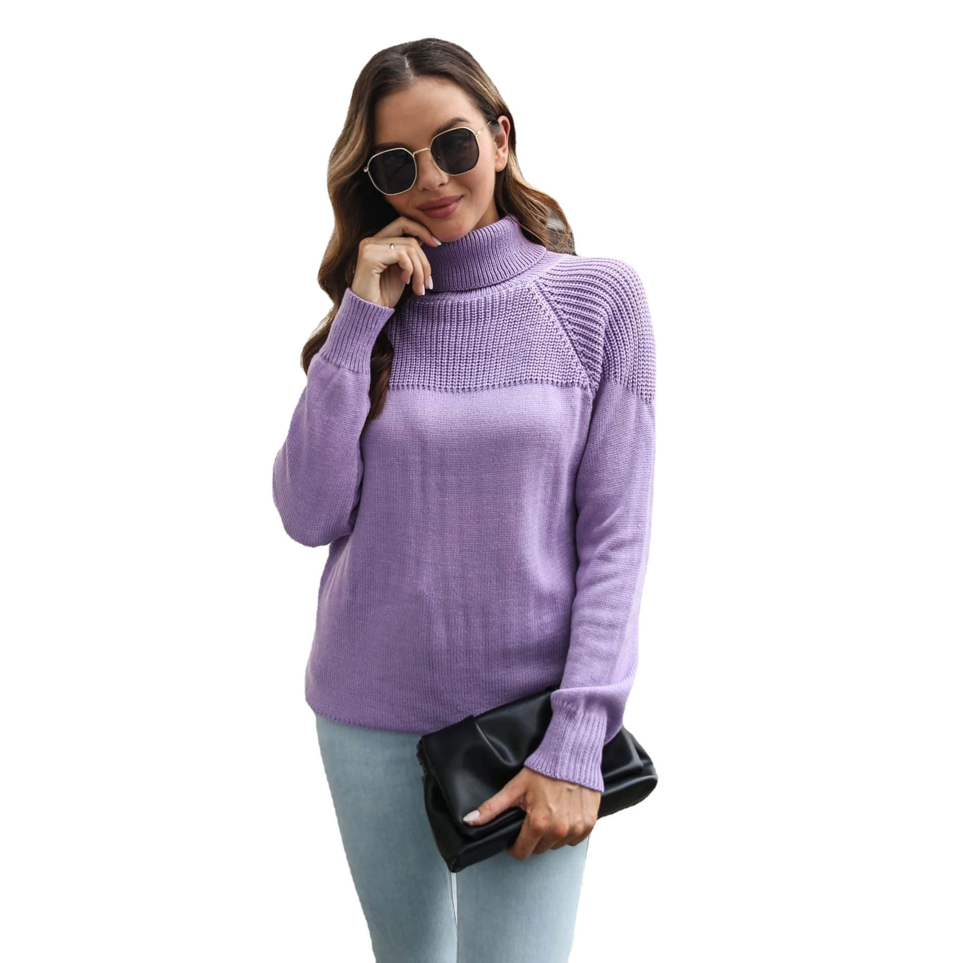 Purple Turtle-neck Sweater 桌布 壁紙 — 一位身穿薰衣草色高領毛衣和淺藍色牛仔褲的女性，戴著太陽眼鏡，手持黑色手拿包，在純白背景前自信地擺姿勢。